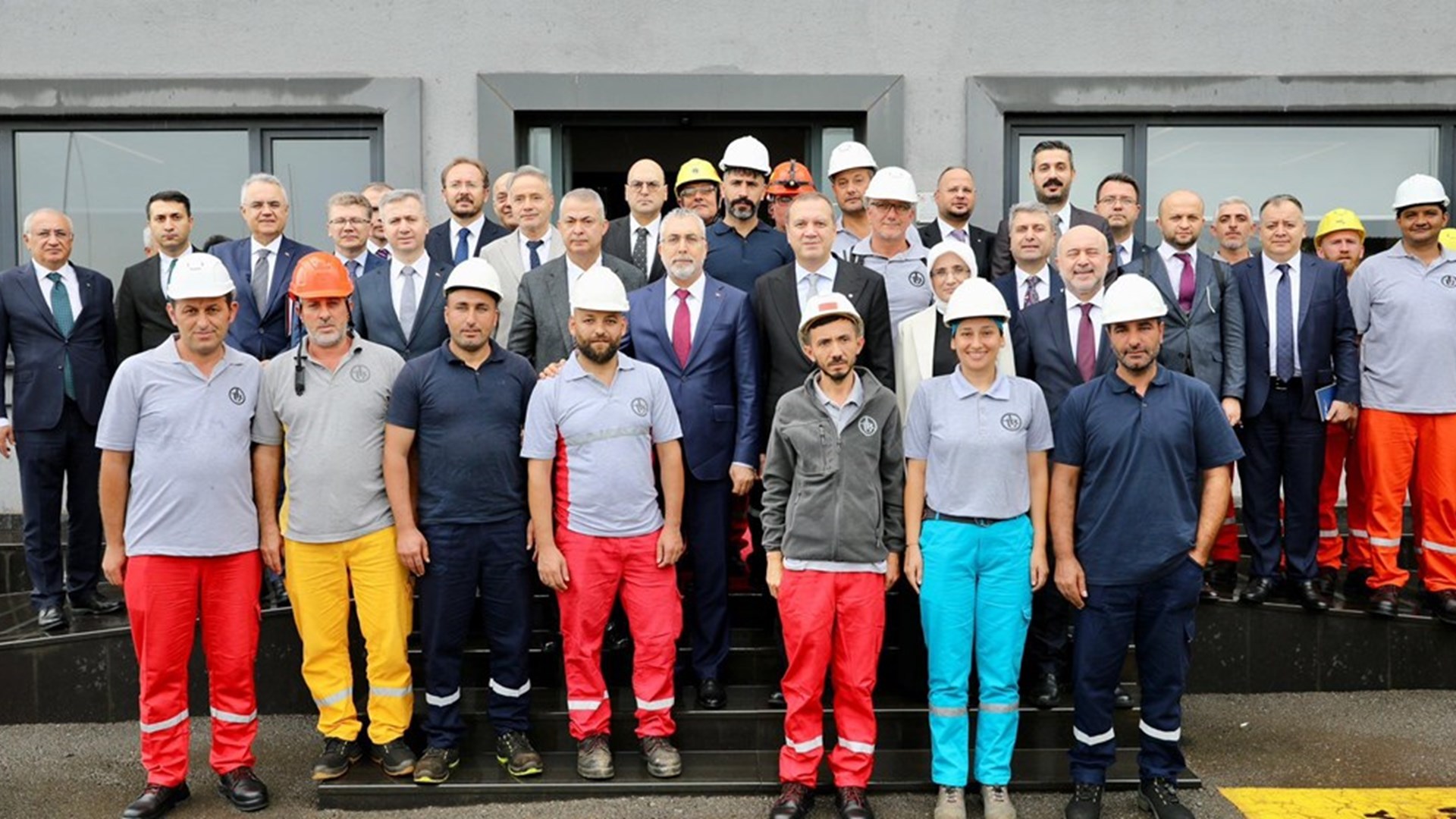 Çalışma ve Sosyal Güvenlik Bakanı Prof. Dr. Vedat Işıkhan, çeşitli ziyaretlerde bulunmak ve programlara katılmak üzere İstanbul’a gitti.