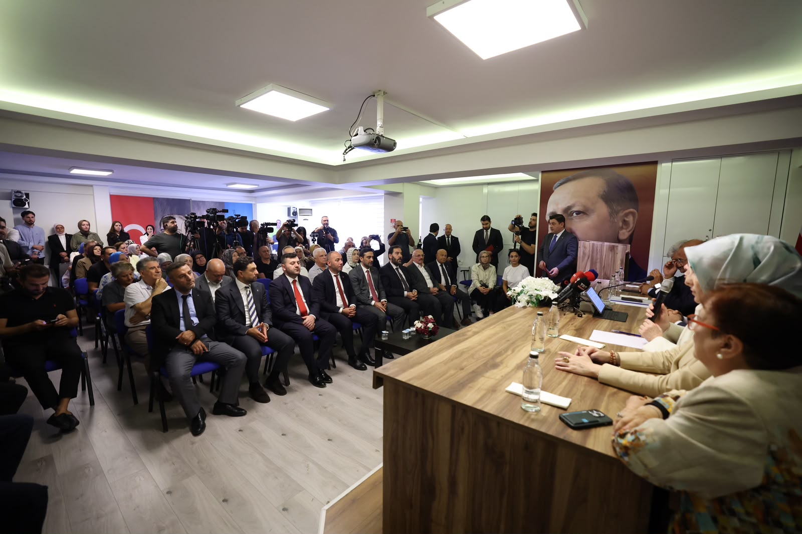 Çalışma ve Sosyal Güvenlik Bakanı Prof. Dr. Vedat Işıkhan, bir dizi ziyaretlerde bulunmak ve programlara katılmak üzere Yalova’ya gitti.