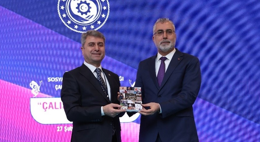 Panele katılan Çalışma ve Sosyal Güvenlik Bakanımız Prof. Dr. Vedat Işıkhan, kadınların ekonomik, hukuki, sosyal hak ve özgürlükleri konularının özellikle son 21 yıldır üzerinde hassasiyetle durulan ve bu alanda özel politika geliştirilen alanlardan biri olduğunu belirtti.