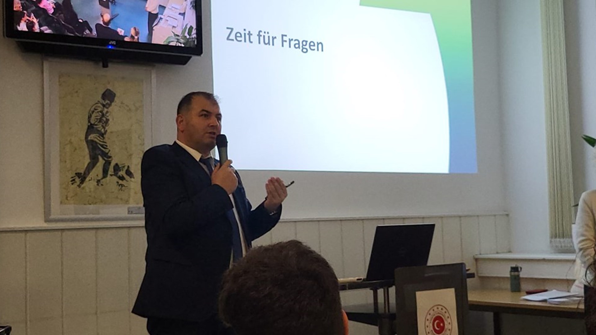 Stuttgart Çalışma ve Sosyal Güvenlik Ataşeliğimizin katkılarıyla Başkonsolosluğumuz ile Stuttgart Sanayi ve Ticaret Odası (IHK) iş birliği kapsamında 11.10.2023 Çarşamba günü Başkonsolosluğumuz binasında meslek eğitim toplantısı gerçekleştirildi.