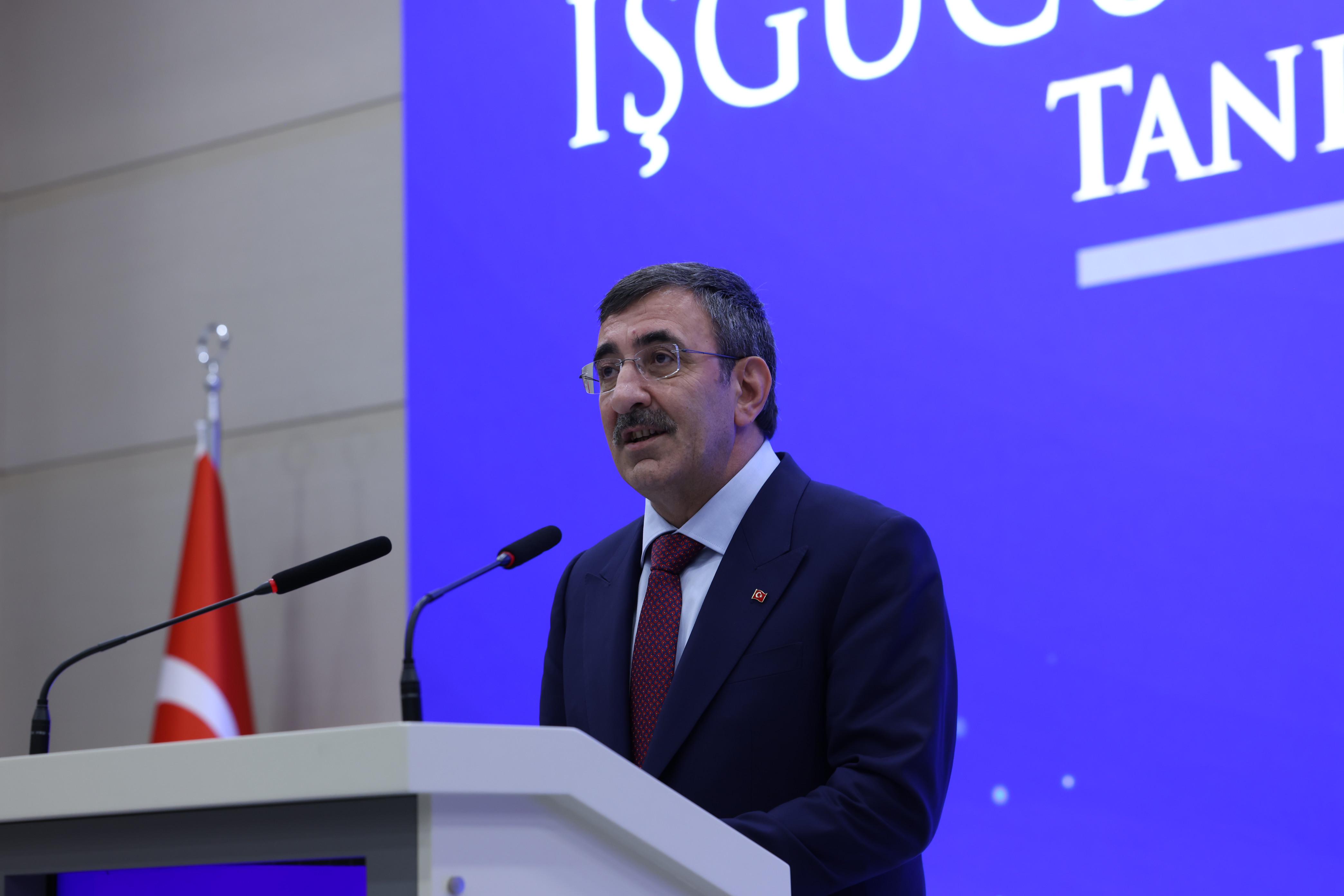 Çalışma ve Sosyal Güvenlik Bakanı Prof. Dr. Vedat Işıkhan, Yeni bir aktif işgücü programı olarak Türkiye İş Kurumu (İŞKUR) tarafından tasarlanan İşgücü Uyum Programı’nın (İUP) İŞKUR Genel Müdürlüğü’nde düzenlenen tanıtım toplantısına katıldı. 