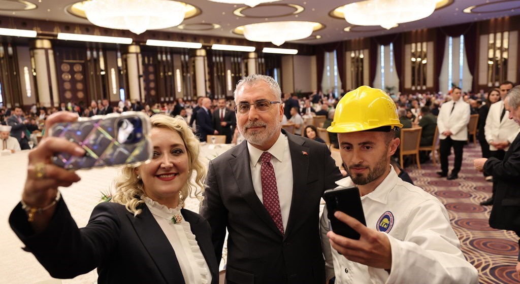 "Emeğin, Sendikal Örgütlenmenin ve İstihdamın Geleceği" temasıyla 29-30 Nisan tarihlerinde düzenlenen 13. Çalışma Meclisi, Cumhurbaşkanı Recep Tayyip Erdoğan’ın teşrifleriyle Cumhurbaşkanlığı Külliyesi Sergi Salonu'nda düzenlenen yemekle sona erdi.