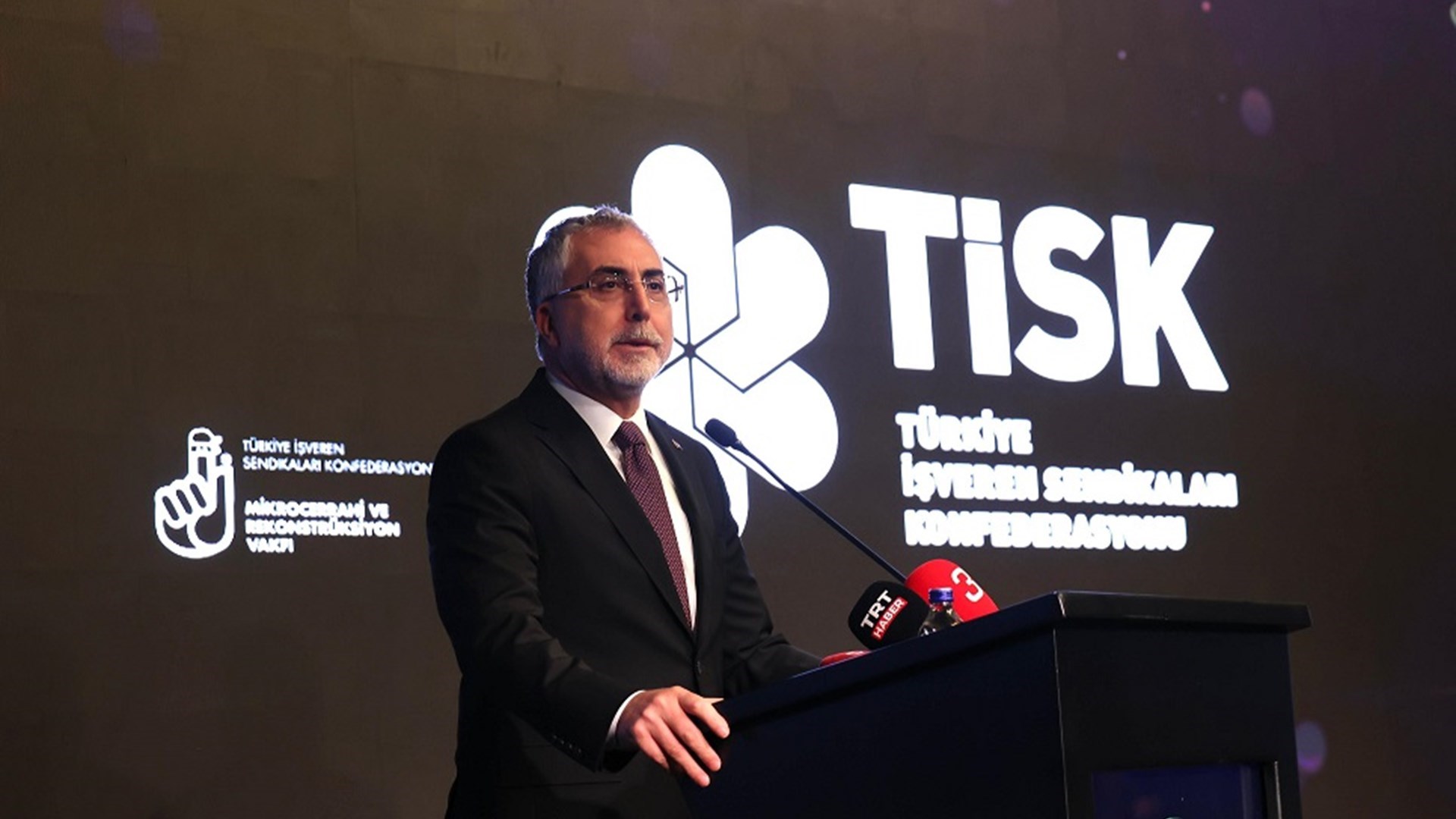 Çalışma ve Sosyal Güvenlik Bakanı Prof. Dr. Vedat Işıkhan, Türkiye İşveren Sendikaları Konfederasyonu (TİSK) tarafından düzenlenen Ortak Yarınlar Ödül Töreni’ne katıldı.