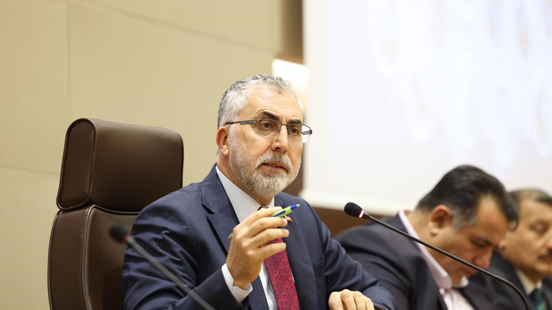 Çalışma ve Sosyal Güvenlik Bakanı Prof. Dr. Vedat Işıkhan, çeşitli temaslarda bulunmak ve programlara katılmak üzere Tokat, Amasya ve Çorum illerini ziyaret etti.