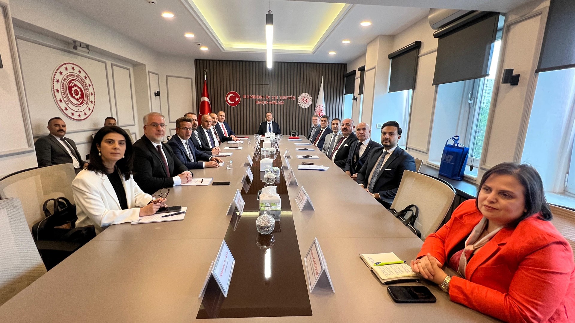 Ulaştırma sektöründe çalışma koşullarının iyileştirilmesine yönelik olarak, 16 Haziran 2025 tarihinde Başkanlığımızın ev sahipliğinde Uluslararası Nakliyeciler Derneği (UND) temsilcileriyle istişare toplantısı gerçekleştirildi.