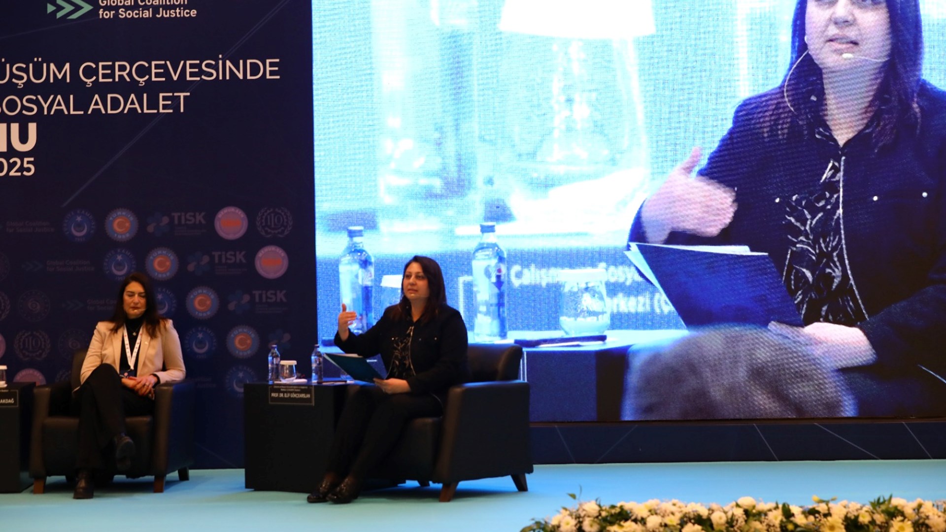 20 Şubat Dünya Sosyal Adalet Günü vesilesiyle, Bakanlığımızın öncülüğünde ve Küresel Sosyal Adalet Koalisyonu kapsamında düzenlenen “Dijitalleşme ve Yeşil Dönüşüm Çerçevesinde Sosyal Adalet Forumu” geniş katılımla gerçekleştirildi. Forum, Türkiye İşveren Sendikaları Konfederasyonu (TİSK), Türkiye İşçi Sendikaları Konfederasyonu (TÜRK-İŞ), Memur Sendikaları Konfederasyonu (MEMUR-SEN) ve Türkiye Kamu Çalışanları Sendikaları Konfederasyonu (KAMU-SEN) işbirliğiyle düzenlendi.