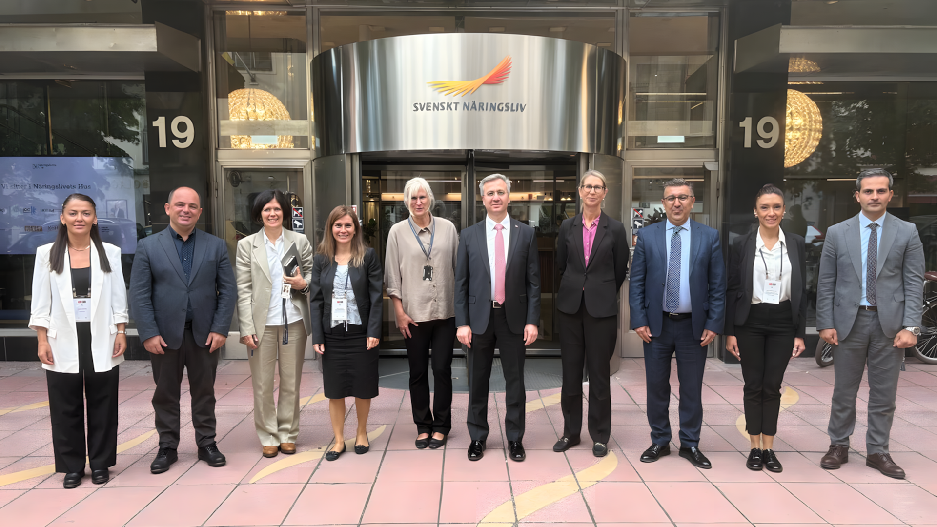 Çalışma ziyareti programı kapsamında İsveç İş Dünyası Konfederasyonuna (Svenskt Näringsliv) gerçekleştirilen ziyarette, işveren sendikalarının mevzuata uyum ve iş sağlığı ve güvenliği uygulamalarına dair bilgi alışverişi yapıldı.