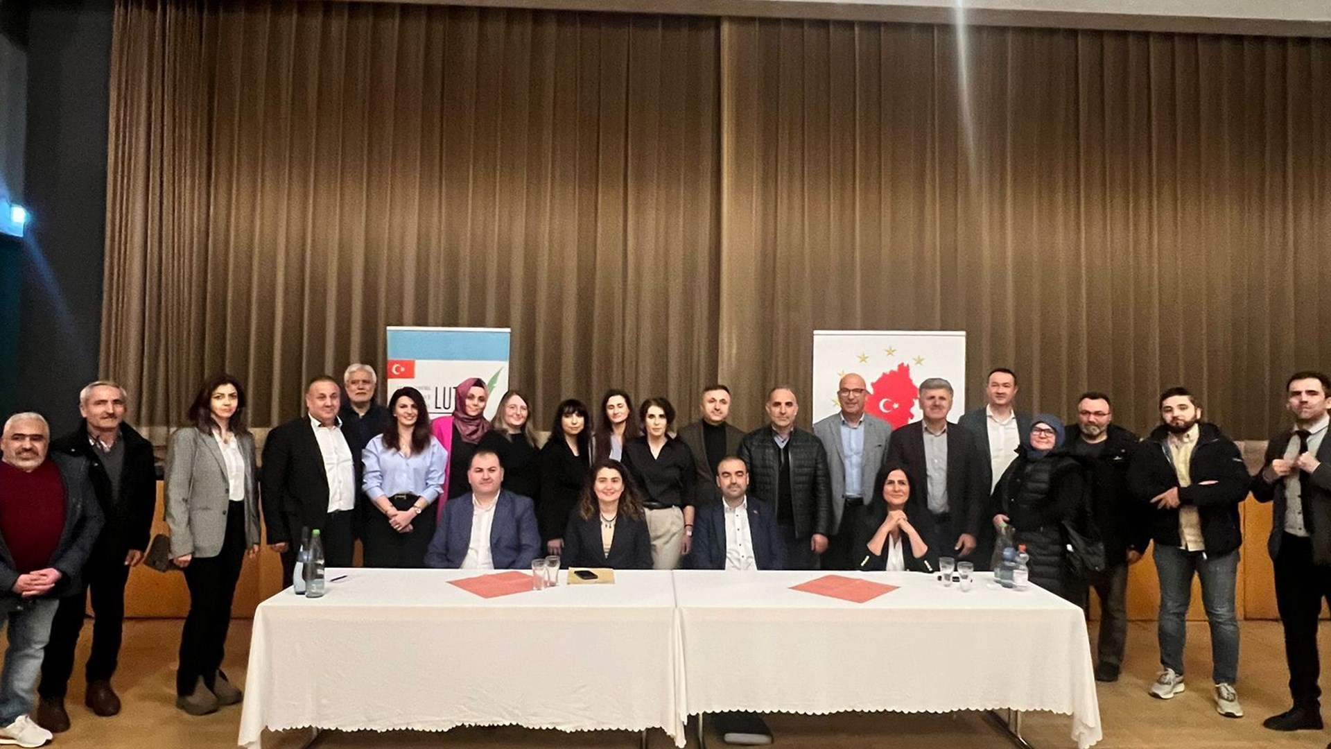 Stuttgart Ataşeliğimizce 16 Şubat 2025 Pazar günü DİTİB Stuttgart Feuerbach Merkez Camii Derneği ev sahipliğinde, 21 Şubat 2025 Cuma akşamı Türk Veli Birlikleri Federasyonu iş birliğiyle LUTEV Ludwigsburg Türk Okul Aile Birliği ev sahipliğinde ve 23 Şubat 2025 Pazar günü DİTİB Ulm Merkez Camii Derneği’nde vatandaş bilgilendirme toplantıları gerçekleştirilmiştir.