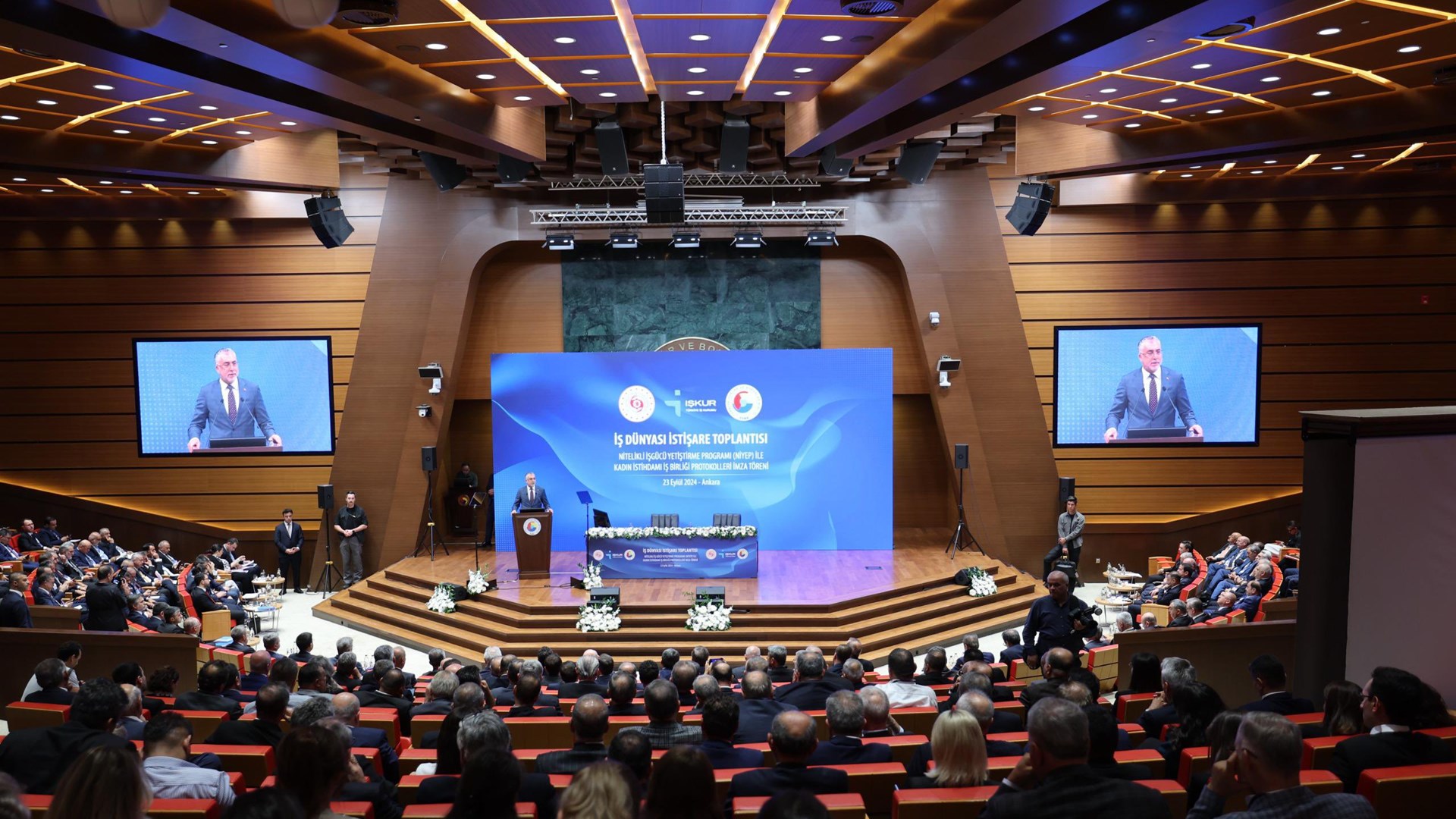 Çalışma ve Sosyal Güvenlik Bakanı Prof. Dr. Vedat Işıkhan, Türkiye Odalar ve Borsalar Birliği (TOBB9 ev sahipliğinde düzenlenen “İş Dünyası İstişare Toplantısı” kapsamında İŞKUR ile TOBB Arasında Nitelikli İşgücü Yetiştirme Programı (NİYEP) ve Kadın İstihdamı İş Birliği Protokolleri İmza Töreni’ne katıldı.