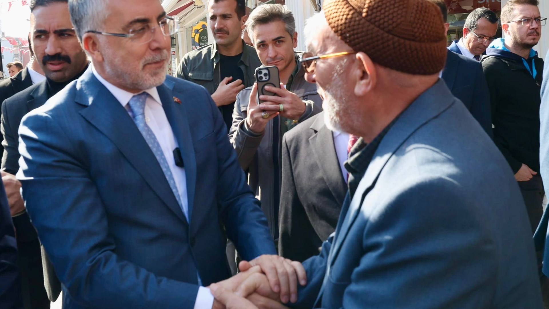 Çalışma ve Sosyal Güvenlik Bakanı Prof. Dr. Vedat Işıkhan, çeşitli ziyaretlerde bulunmak ve programlara katılmak üzere Aksaray’a gitti.