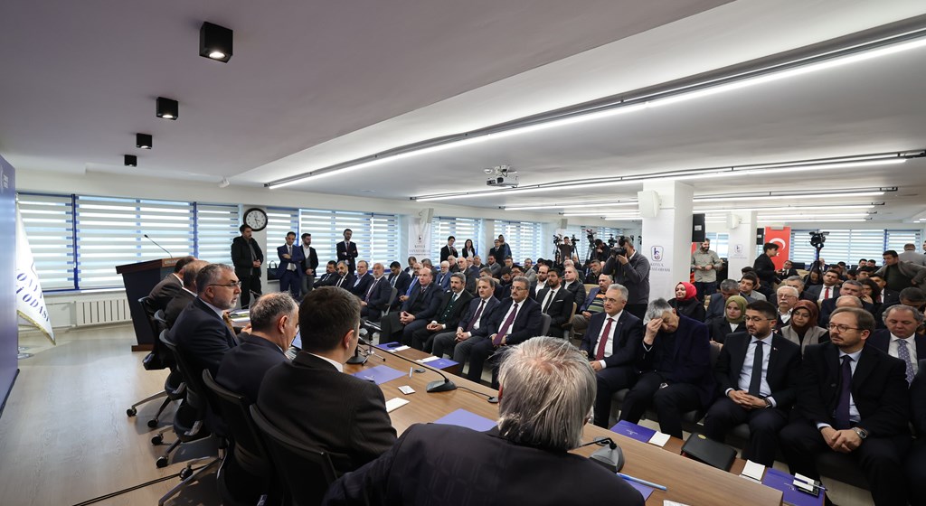 Çalışma ve Sosyal Güvenlik Bakanı Prof. Dr. Vedat Işıkhan, çeşitli temaslarda bulunmak ve programlara katılmak üzere Konya’ya gitti.