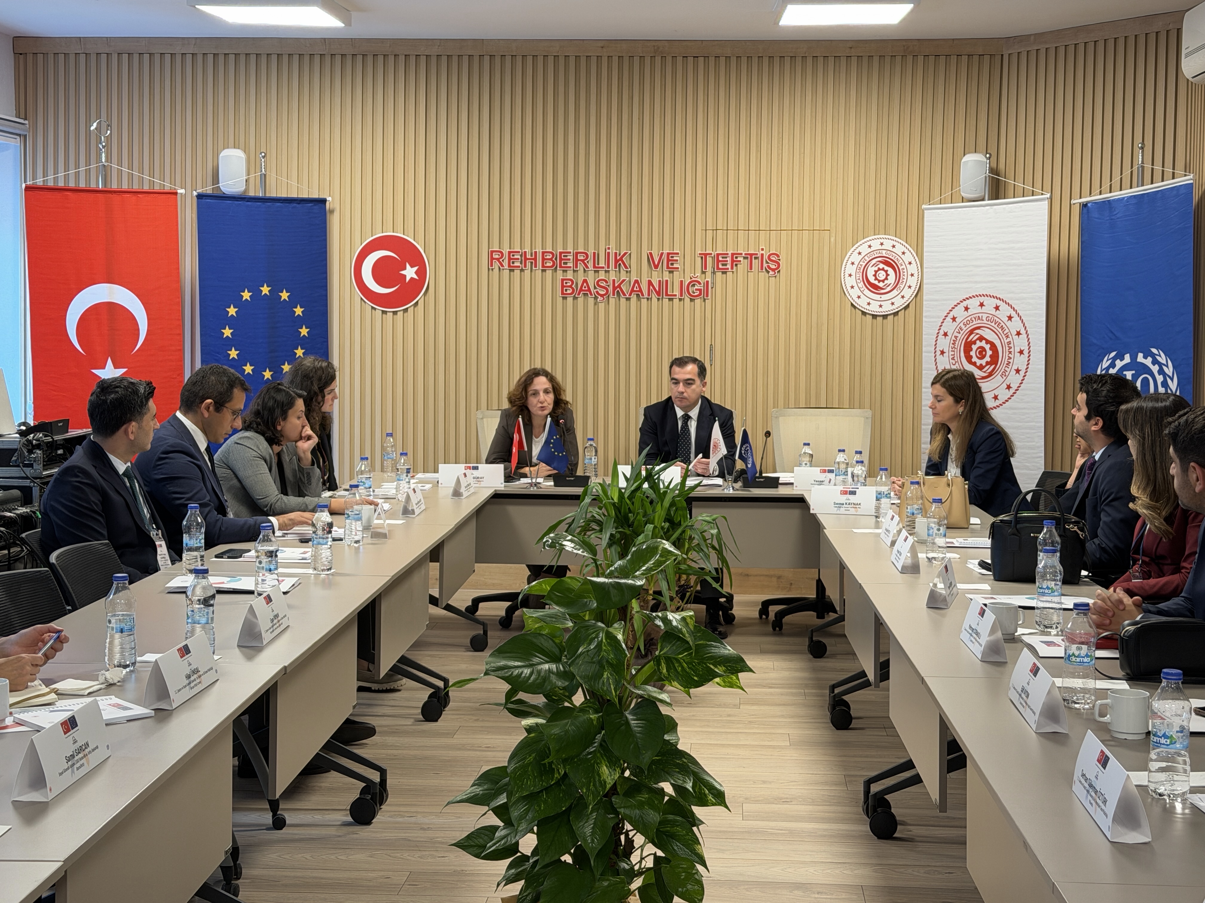 İş Teftiş Rehberlik ve Sosyal Diyalog Yoluyla İşyeri Uyumunun Güçlendirilmesi kapsamında hayata geçirilen RTB Akademi Öğrenme Yönetim Sistemi (LMS) ile yenilenen Eğitim Salonu’nun açılışı, 18 Eylül 2026 tarihinde Rehberlik ve Teftiş Başkanlığında gerçekleştirildi.