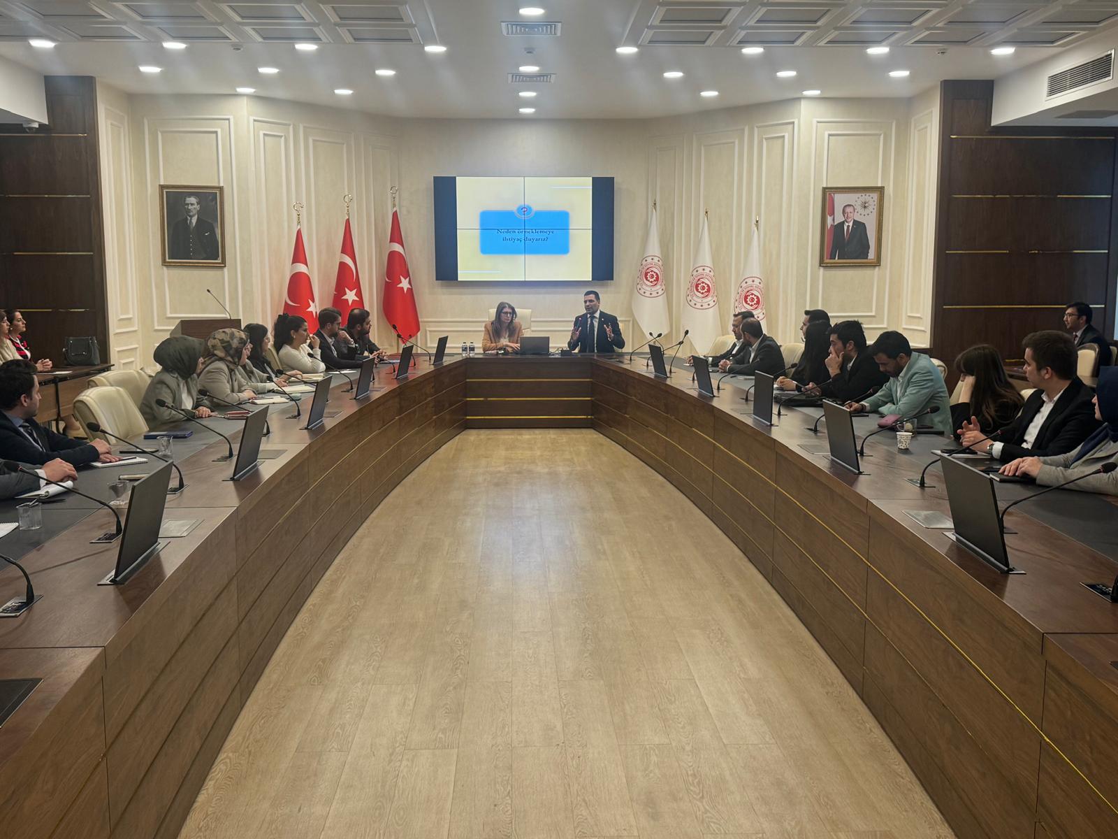 Genel Müdürlüğümüzde çalışan ve 2 yılını tamamlayan Çalışma Uzman Yardımcılarımıza yönelik tez hazırlama sürecinde Bilimsel Araştırma Yöntemleri Eğitimi gerçekleştirildi.