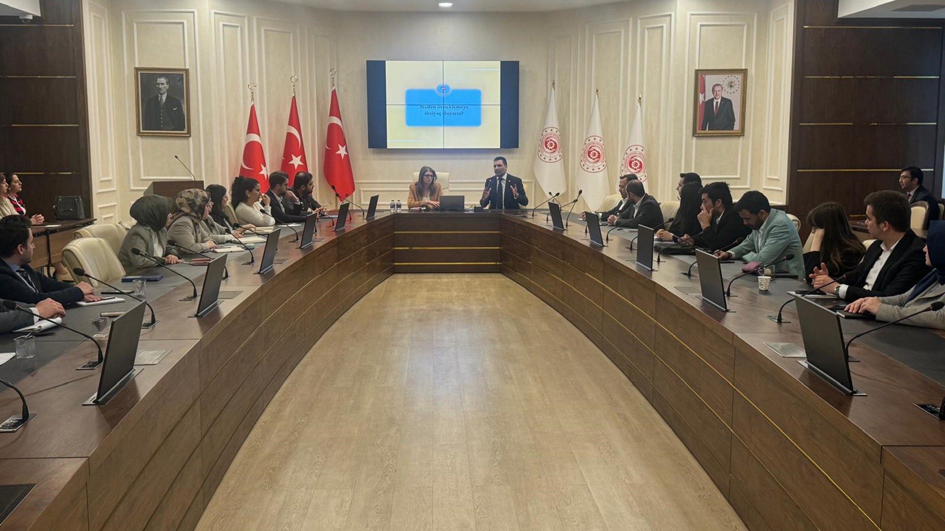 Genel Müdürlüğümüzde çalışan ve 2 yılını tamamlayan Çalışma Uzman Yardımcılarımıza yönelik tez hazırlama sürecinde Bilimsel Araştırma Yöntemleri Eğitimi gerçekleştirildi.