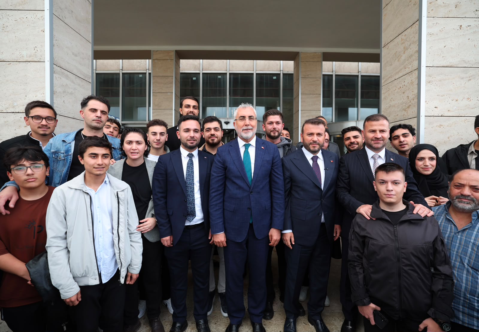 Çalışma ve Sosyal Güvenlik Bakanı Prof. Dr. Vedat Işıkhan, çeşitli ziyaretlerde bulunmak ve programlara katılmak üzere İstanbul’a gitti.