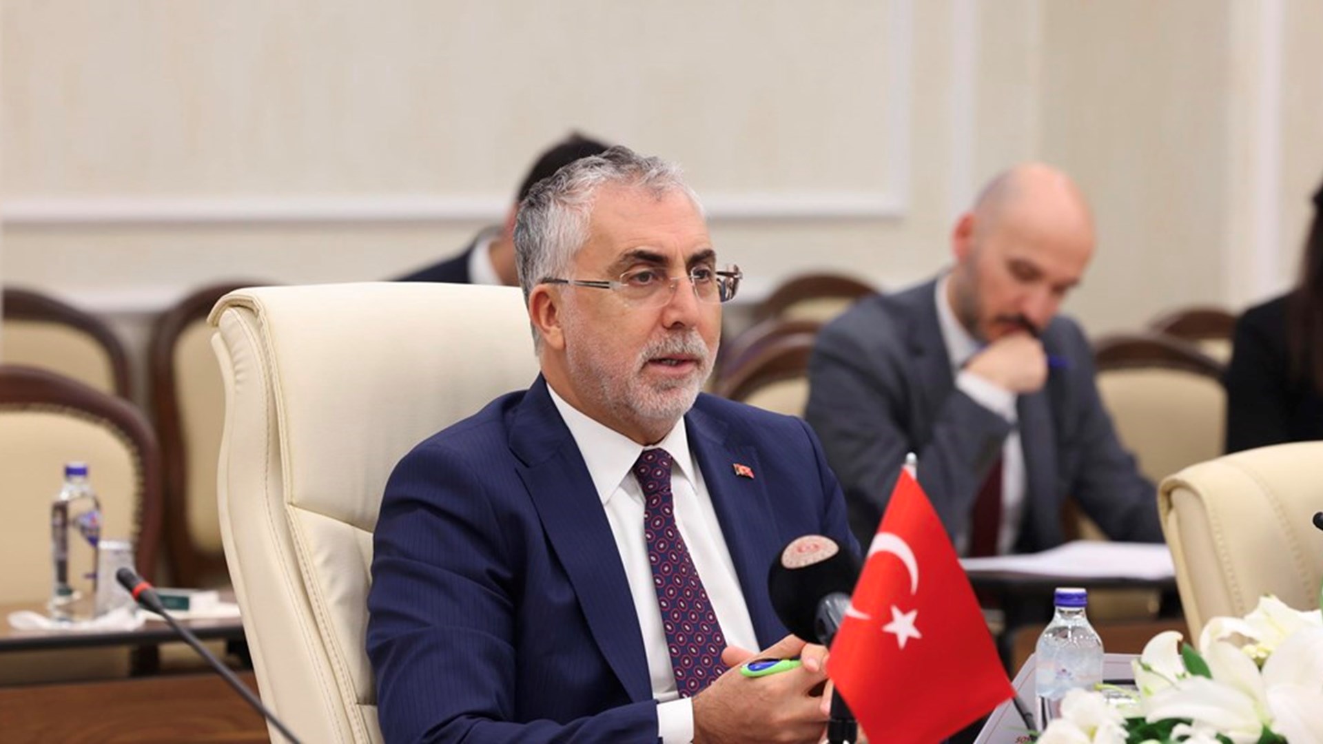 Çalışma ve Sosyal Güvenlik Bakanlığı tarafından düzenlenecek olan “Türk Devletlerinde Çalışma Hayatı ve Sosyal Koruma Uluslararası Konferansı” çerçevesinde Çalışma ve Sosyal Güvenlik Bakanı Prof. Dr. Vedat Işıkhan başkanlığında, Türk Devletlerinde Çalışma Hayatı ve Sosyal Koruma Üst Düzey İstişare Toplantısı düzenlendi.