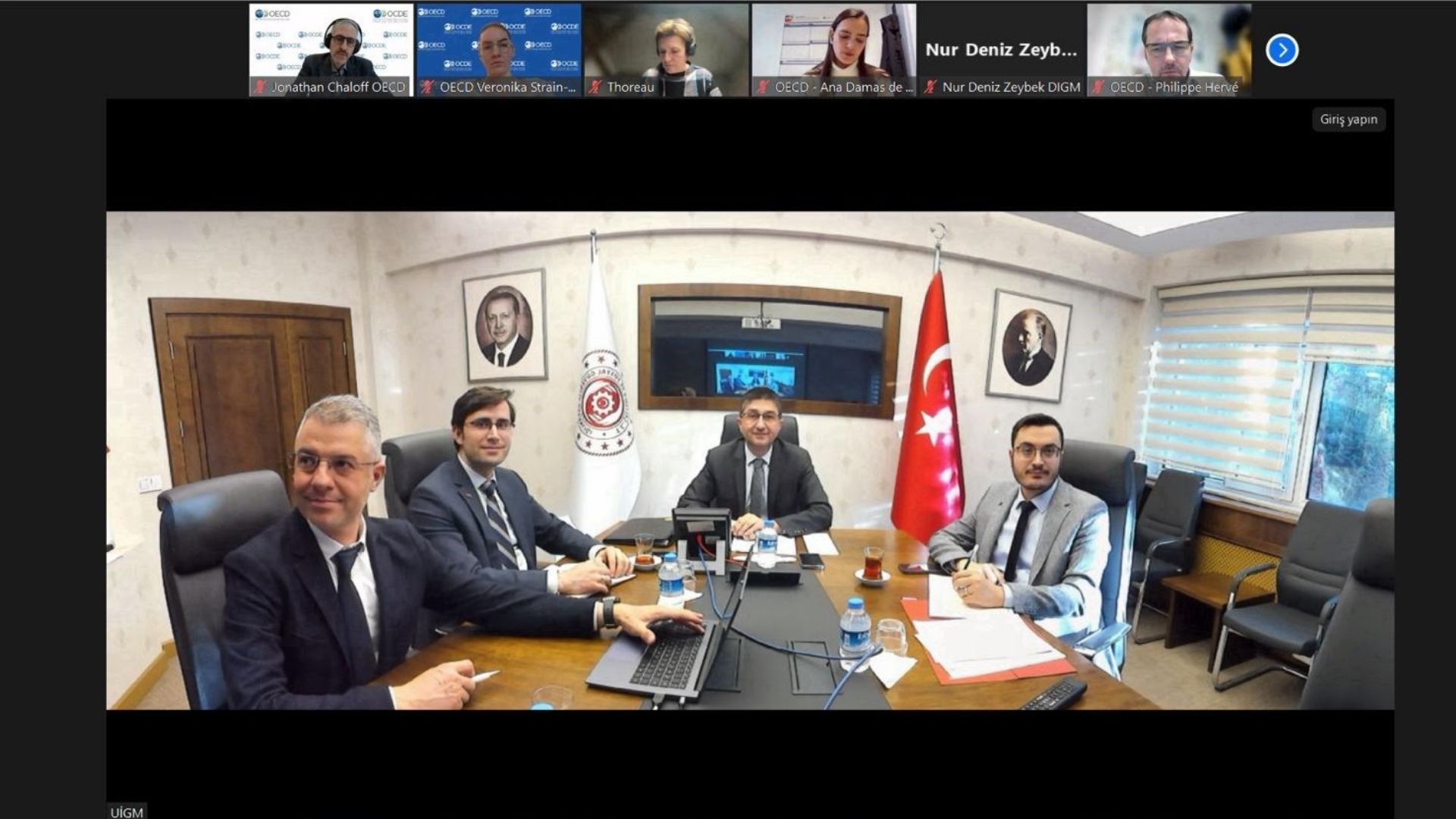 Genel Müdürlüğümüz ile Ekonomik İşbirliği ve Kalkınma Teşkilatı (OECD) uhdesinde faaliyet göstermekte olan ve ülkemizin Genel Müdürlüğümüzce temsil edilmekte olduğu Göç Çalışma Grubu’nun sekretaryasını da yürütmekte olan OECD Uluslararası Göç Bölümü arasında mevcut çalışmaların ve muhtemel işbirliği olanaklarının değerlendirilmesi amacıyla Bakanlığımız Dış İlişkiler ve Avrupa Birliği Genel Müdürlüğünün de katılımıyla çevrimiçi bir toplantı gerçekleştirildi.