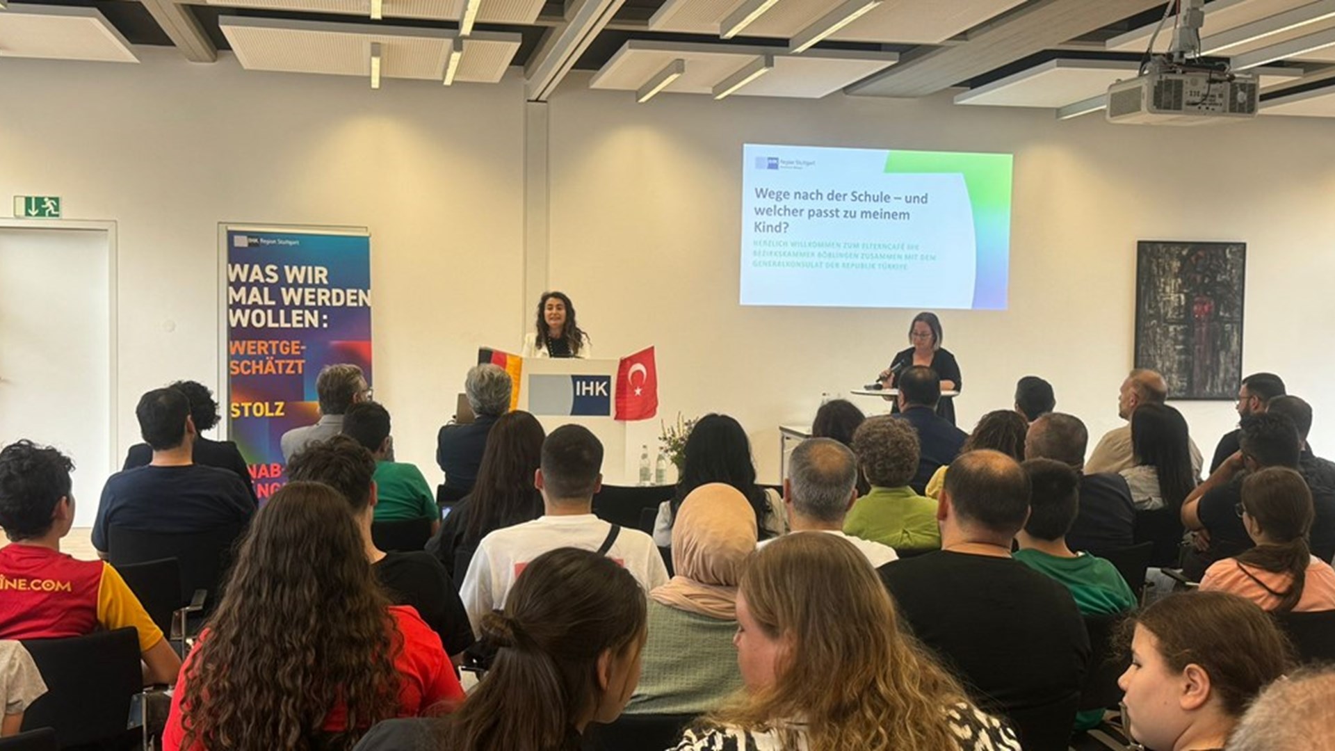Stuttgart Çalışma ve Sosyal Güvenlik Ataşeliğimizce yaz tatili öncesi gençler ve ebeveynlere, okul sonrası meslek eğitimi ve yüksekokul seçenekleri konusunda kapsamlı bilgiler verildi.