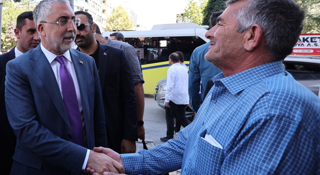 Çalışma ve Sosyal Güvenlik Bakanı Prof. Dr. Vedat Işıkhan, çeşitli ziyaretlerde bulunmak ve programlara katılmak üzere Van’a gitti.