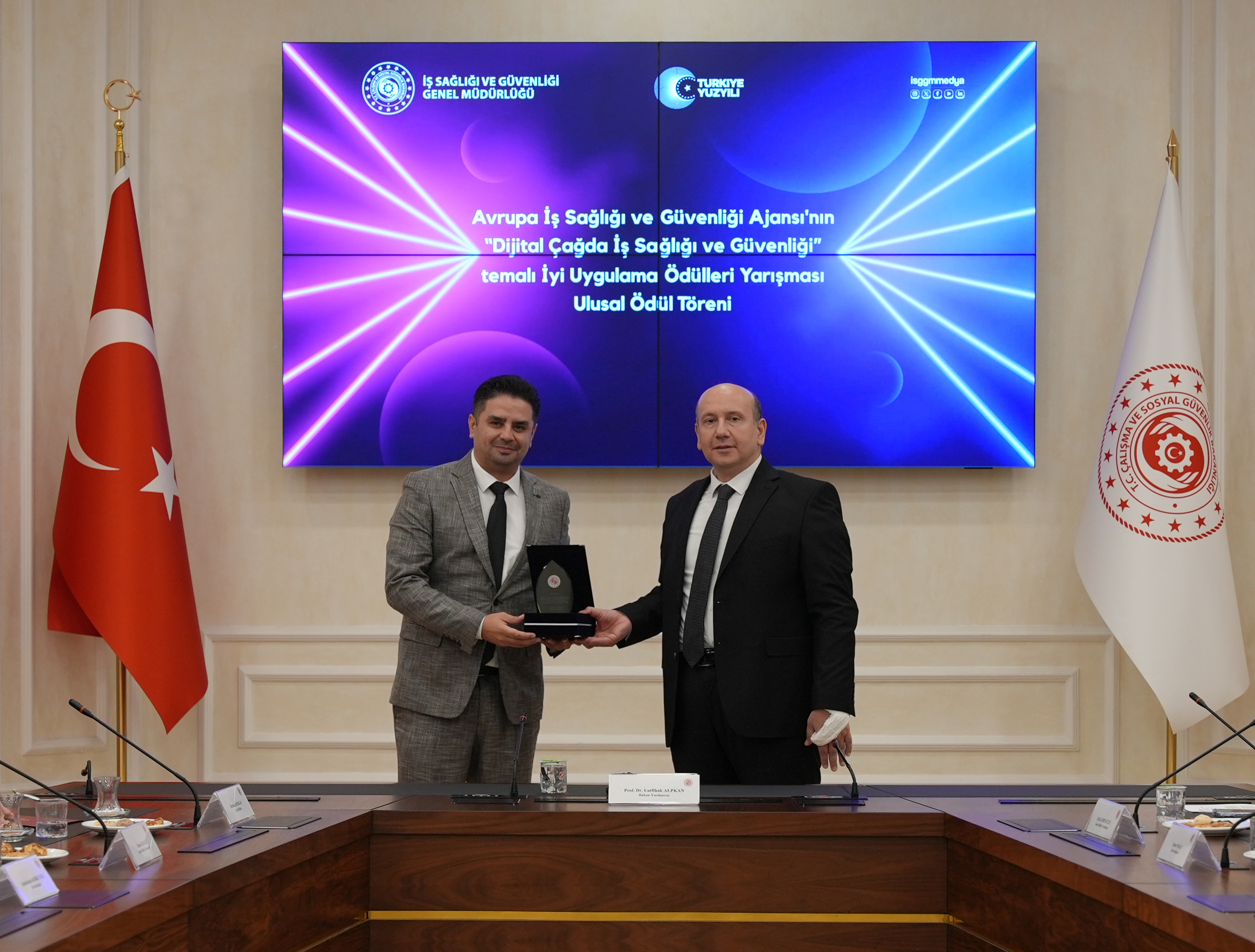 Ülkemizi Avrupa’da Temsil Etmeye Hak Kazanan İki İş Yerine ve Jüri Özel Ödülüne Layık Görülen Üç İş Yerine Ödülleri Törenle Takdim Edildi.