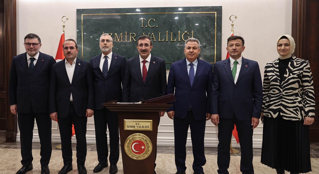 Çalışma ve Sosyal Güvenlik Bakanı Prof. Dr. Vedat Işıkhan, programlara katılmak ve çeşitlik temaslarda bulunmak üzere İzmir’e gitti.