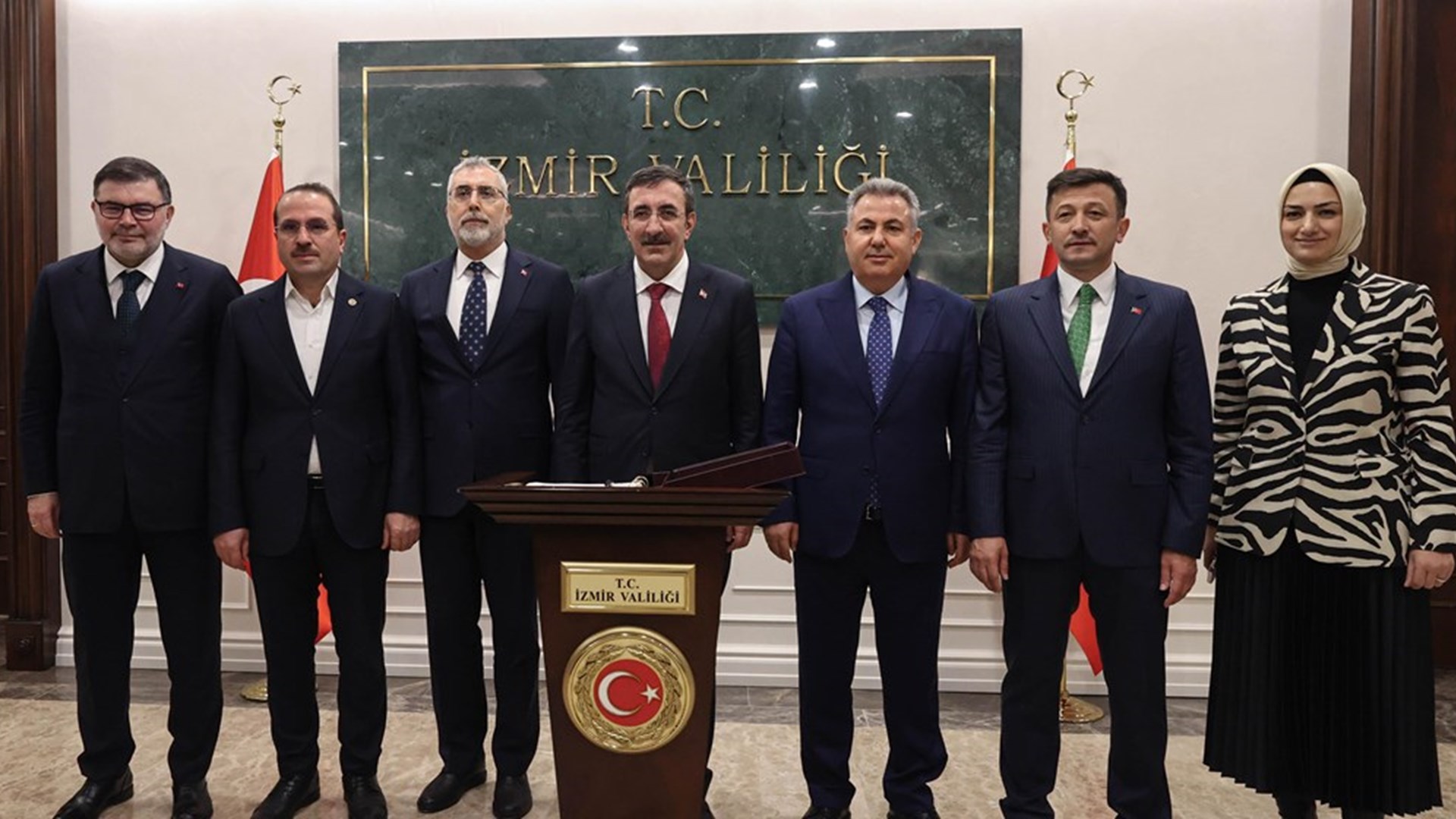 Çalışma ve Sosyal Güvenlik Bakanı Prof. Dr. Vedat Işıkhan, programlara katılmak ve çeşitlik temaslarda bulunmak üzere İzmir’e gitti.