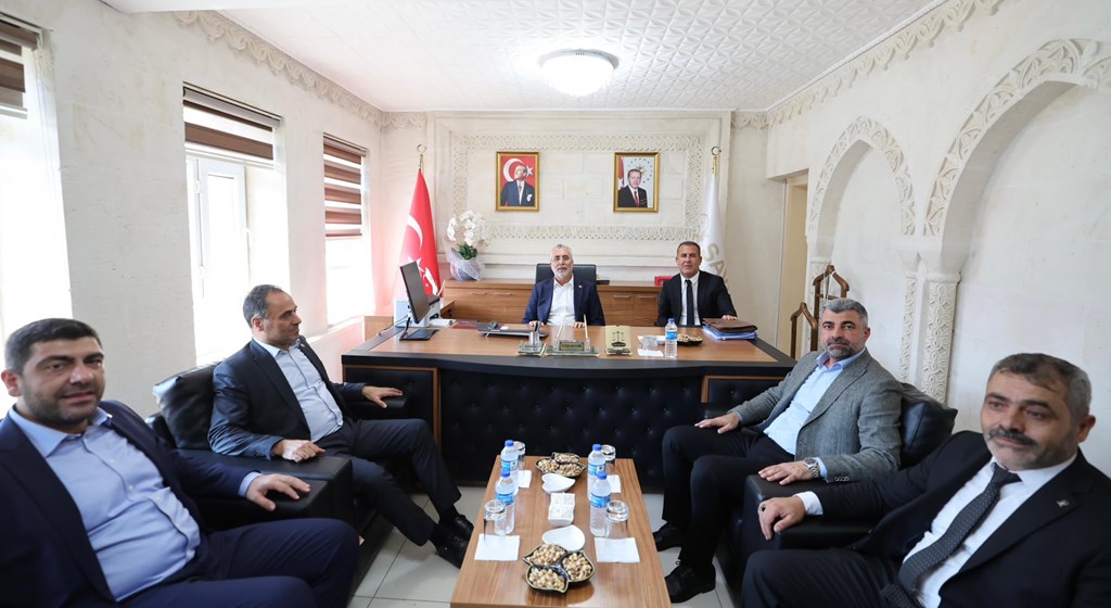 Çalışma ve Sosyal Güvenlik Bakanı Vedat Işıkhan, çeşitli temaslarda bulunmak ve “Mardin İş Dünyası İstişare Toplantısı”na katılmak üzere Mardin’e gitti.