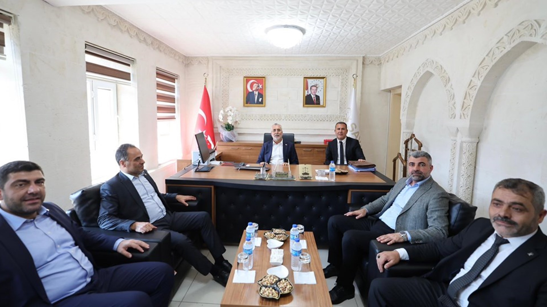 Çalışma ve Sosyal Güvenlik Bakanı Vedat Işıkhan, çeşitli temaslarda bulunmak ve “Mardin İş Dünyası İstişare Toplantısı”na katılmak üzere Mardin’e gitti.