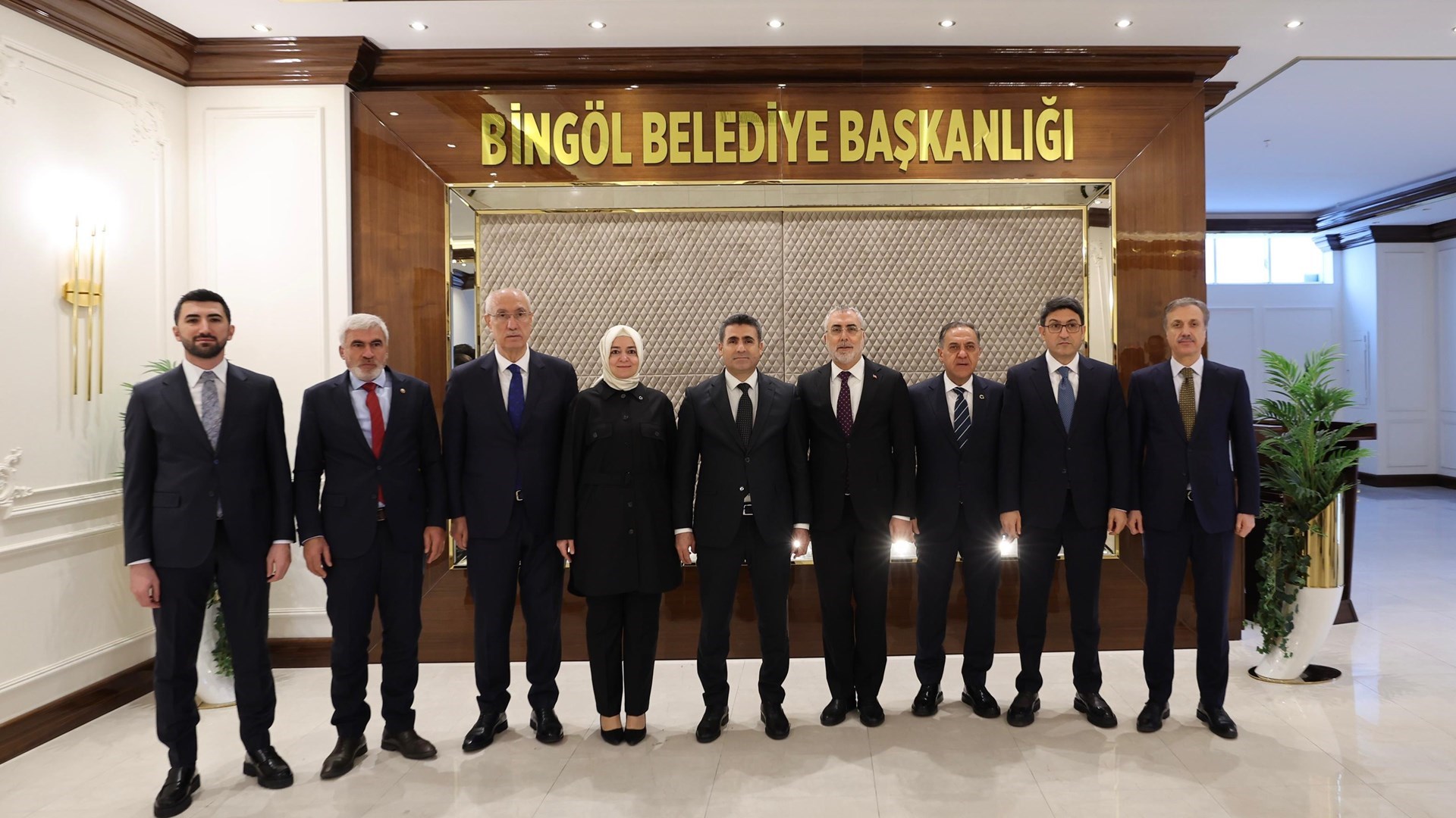 Çalışma ve Sosyal Güvenlik Bakanı Prof. Dr. Vedat Işıkhan, çeşitli ziyaretlerde bulunmak ve programlara katılmak üzere Bingöl’e gitti.
