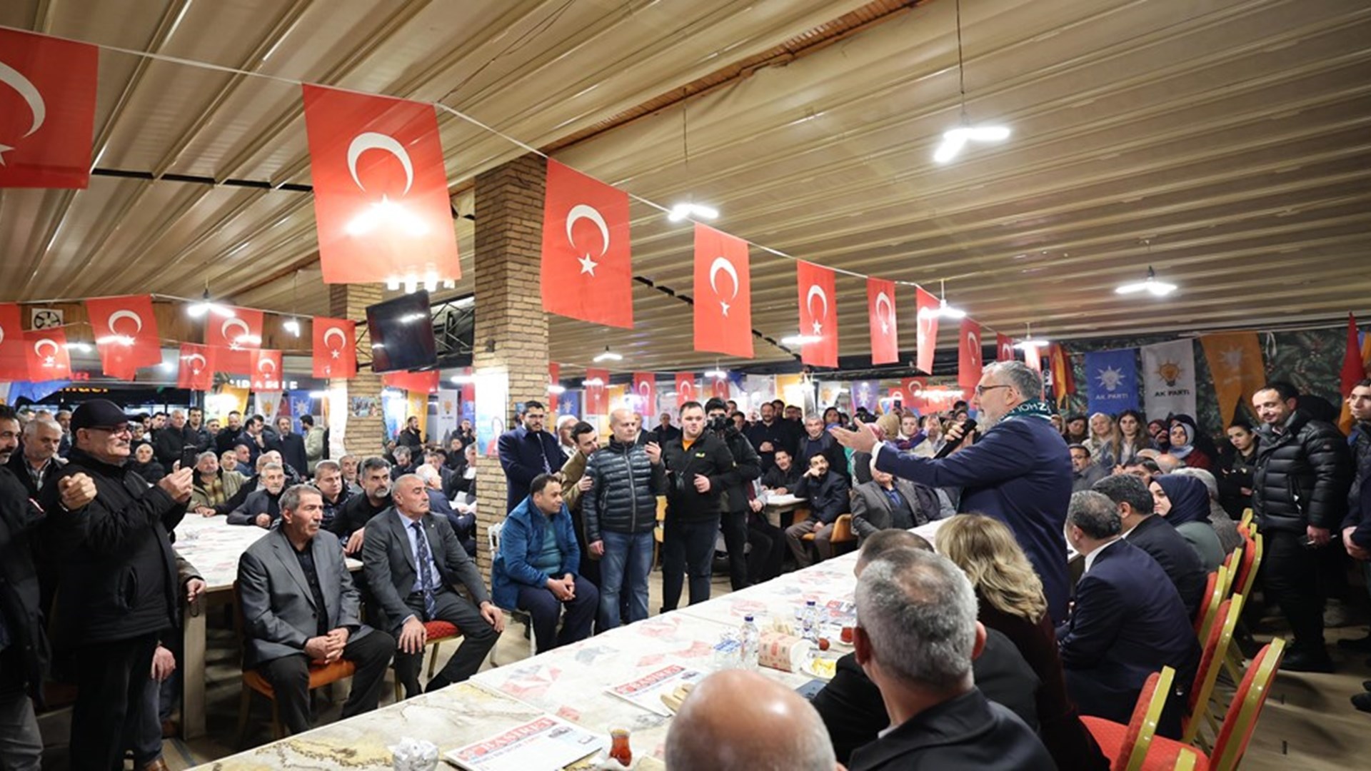 Çalışma ve Sosyal Güvenlik Bakanı Prof. Dr. Vedat Işıkhan, çeşitli temaslarda bulunmak ve programlara katılmak üzere Iğdır’a gitti.