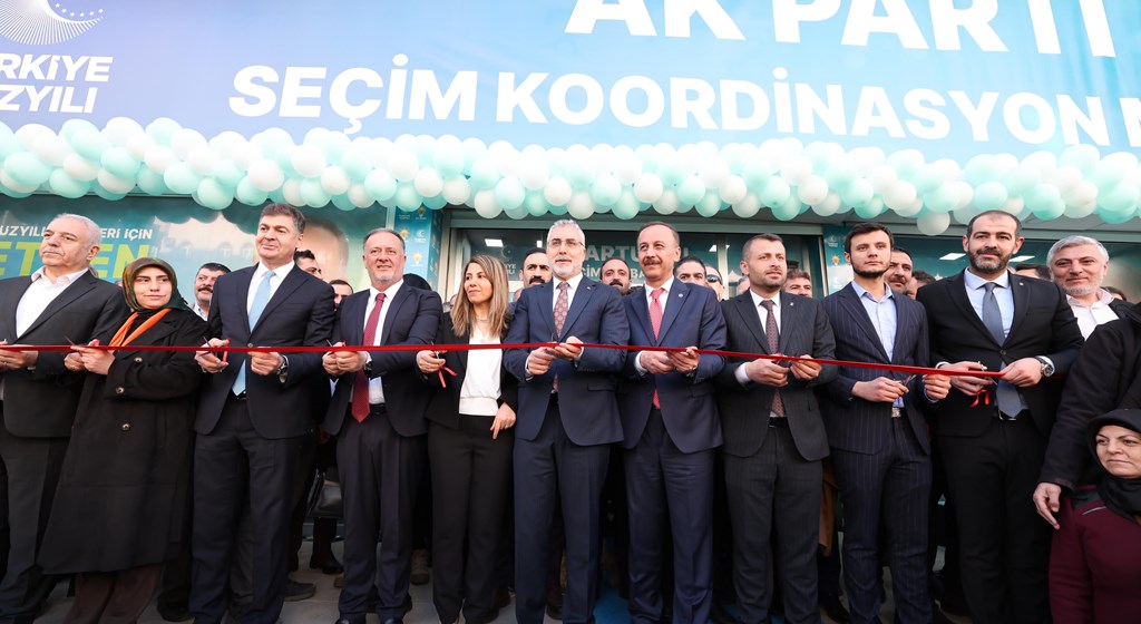 Çalışma ve Sosyal Güvenlik Bakanı Prof. Dr. Vedat Işıkhan, programlara katılmak ve çeşitli ziyaretlerde bulunmak üzere Mardin’e gitti.