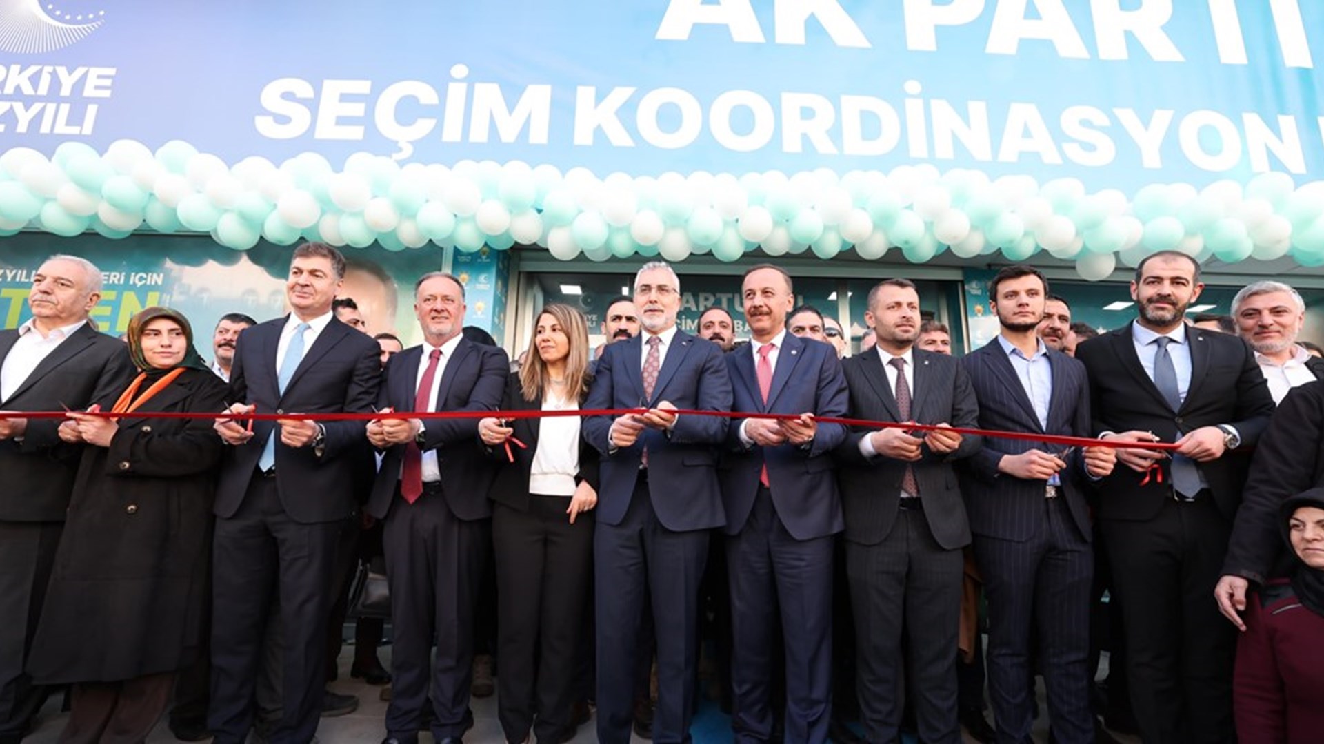 Çalışma ve Sosyal Güvenlik Bakanı Prof. Dr. Vedat Işıkhan, programlara katılmak ve çeşitli ziyaretlerde bulunmak üzere Mardin’e gitti.