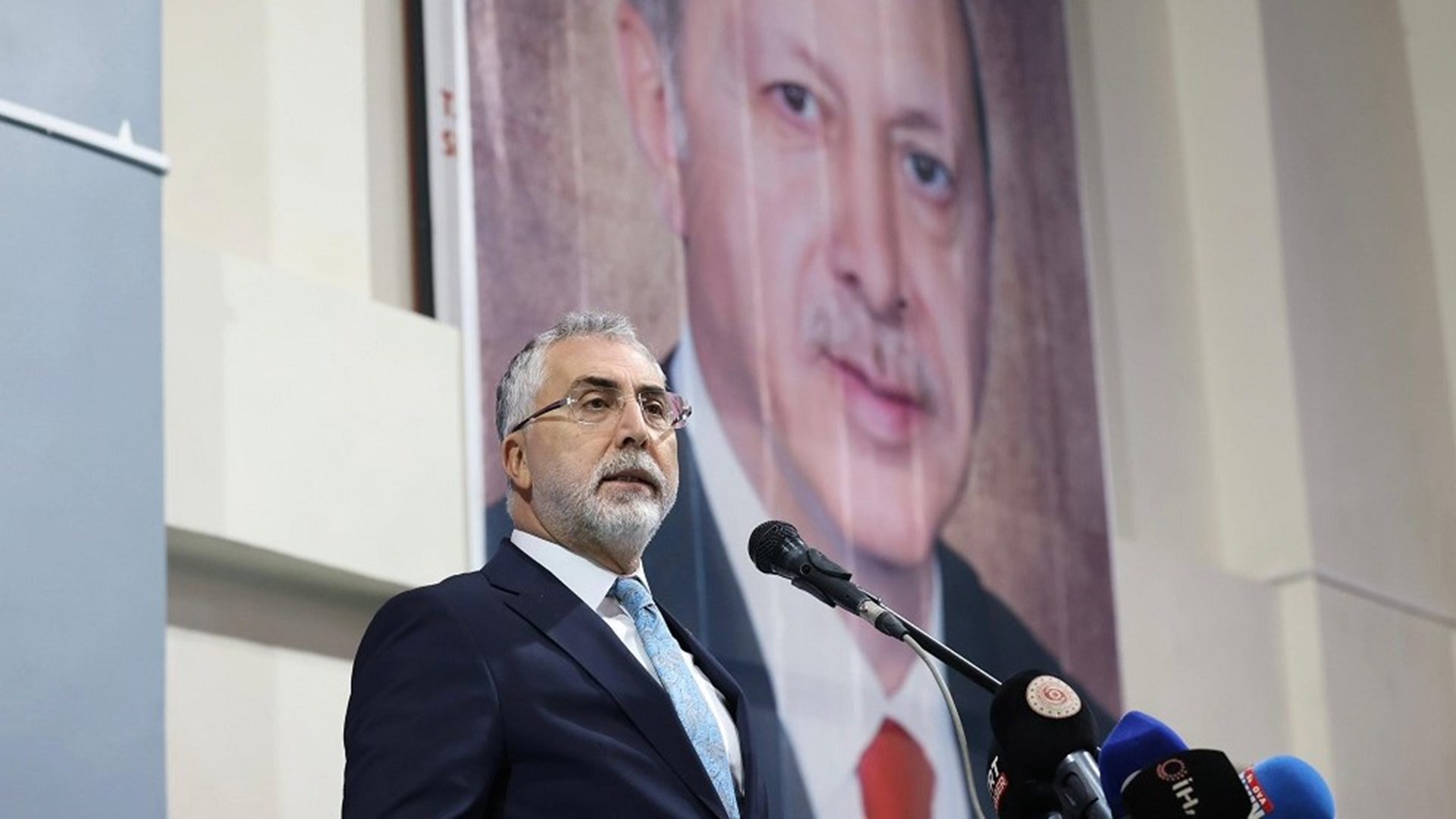 Çalışma ve Sosyal Güvenlik Bakanı Prof. Dr. Vedat Işıkhan, çeşitli ziyaretlerde bulunmak ve programlara katılmak üzere Hakkari’ye gitti.