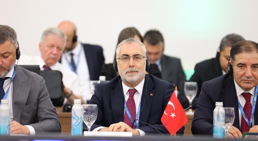 Çalışma ve Sosyal Güvenlik Bakanı Prof. Dr. Vedat Işıkhan, Brezilya'nın Fortaleza kentinde düzenlenen "G20 Çalışma ve İstihdam Bakanları Toplantısı" kapsamında düzenlenen "Adil Geçiş Liderlik Forumu"nda konuştu.