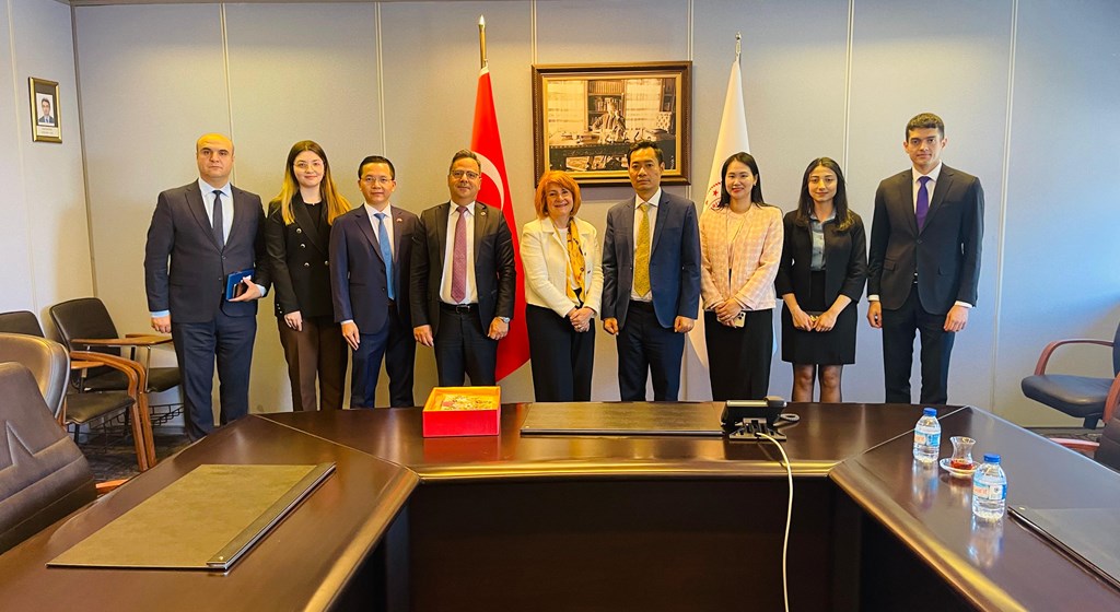 The delegation headed by Nguyen Phuc, Deputy Director General of Department of Asian-African Market of the Ministry of Industry and Trade of Vietnam, paid a working visit to our country on 20-22 May with a view to holding talks.  