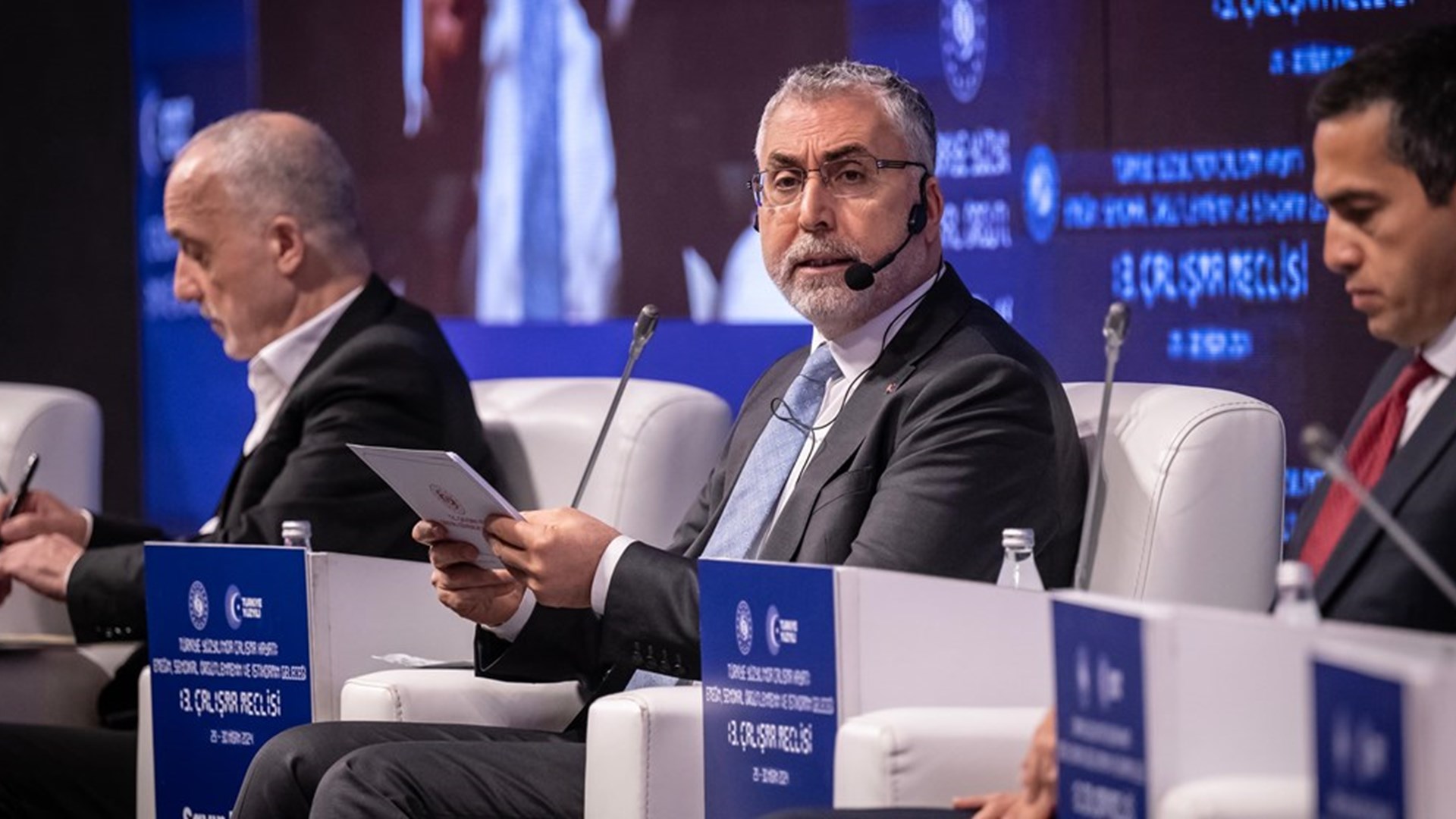 Çalışma ve Sosyal Güvenlik Bakanı Prof. Dr. Vedat Işıkhan, "Türkiye Yüzyılında Çalışma Hayatı: Emeğin, Sendikal Örgütlenmenin ve İstihdamın Geleceği" temasıyla düzenlenen 13. Çalışma Meclisi toplantısına katıldı.