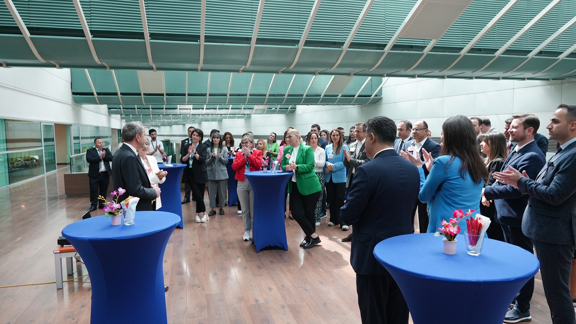 İş Sağlığı ve Güvenliği Haftası etkinlikleri çerçevesinde, 9 Mayıs 2025 tarihinde TAV Esenboğa Yatırım, Yapım ve İşletme A.Ş.’ye iş sağlığı ve güvenliği odaklı bir ziyaret gerçekleştirdik. Ziyaretimiz kapsamında, TAV Esenboğa Havalimanı İdaresi tarafından İSG Haftası boyunca ziyaretçilerin beğenisine sunulan ve Genel Müdürlüğümüzün yürütmüş olduğu MİSGEP Projesine ait fotoğrafların yer aldığı İSG Sergisini de inceledik.