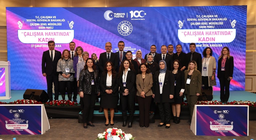 Panele katılan Çalışma ve Sosyal Güvenlik Bakanımız Prof. Dr. Vedat Işıkhan, kadınların ekonomik, hukuki, sosyal hak ve özgürlükleri konularının özellikle son 21 yıldır üzerinde hassasiyetle durulan ve bu alanda özel politika geliştirilen alanlardan biri olduğunu belirtti.