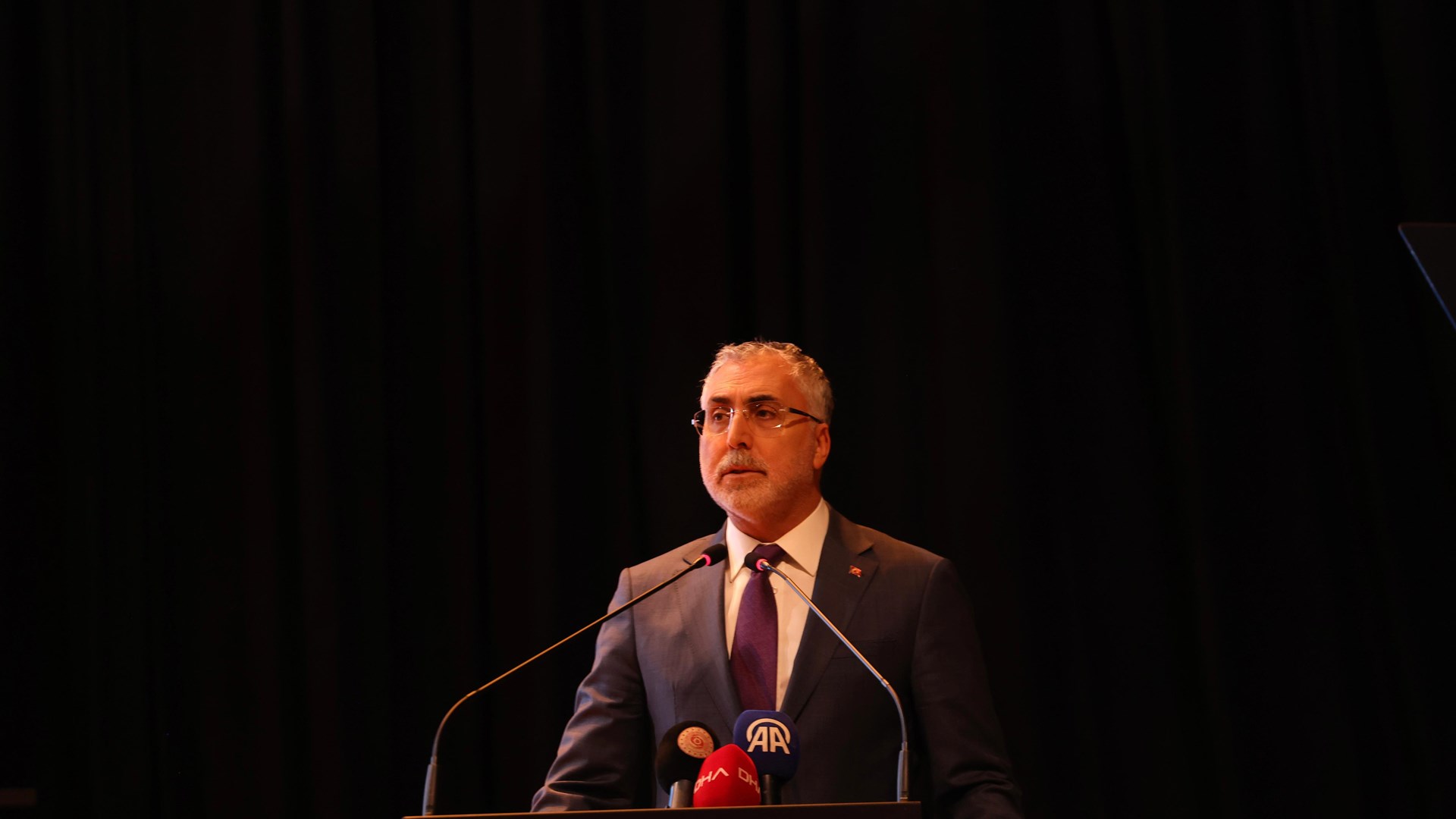 Çalışma ve Sosyal Güvenlik Bakanı Prof. Dr. Vedat Işıkhan, çeşitli temaslarda bulunmak ve “Milli Müdafaadan Milli Kalkınmaya; Türkiye Yüzyılı’nın Kadınları, Kadın İstihdam Sistemi İş Pozitif Tanıtım Programı ve Fuar Açılışı” programına katılmak üzere Muğla’ya gitti.