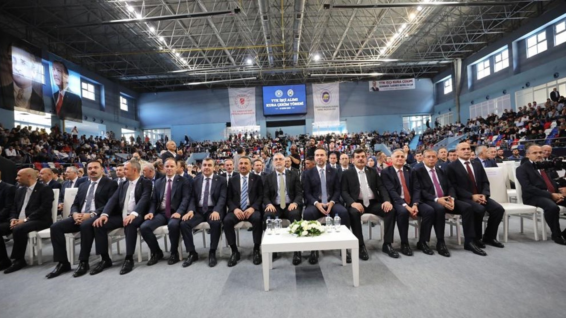 Çalışma ve Sosyal Güvenlik Bakanı Prof. Dr. Vedat Işıkhan, Türkiye Taşkömürü (TTK) İşçi Alımı Kura Töreni’ne katılmak ve çeşitli ziyaretlerde bulunmak üzere Zonguldak’a gitti.