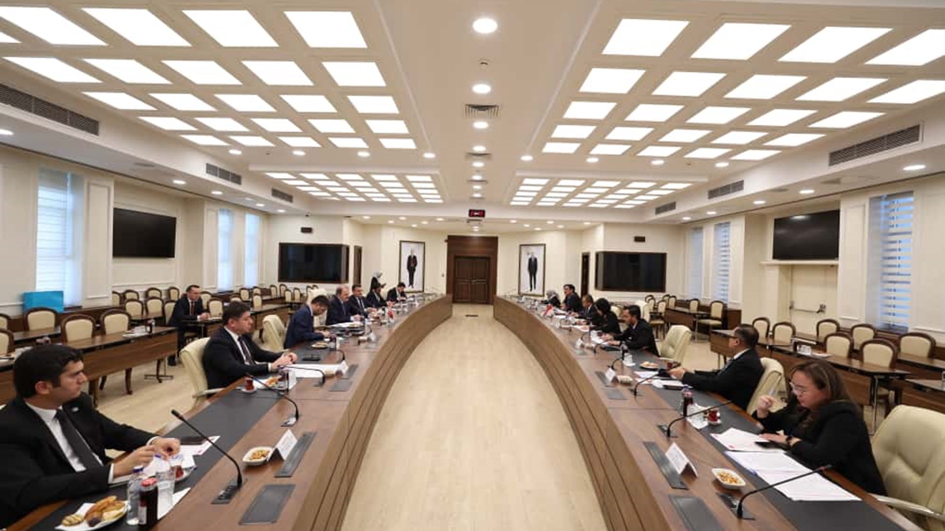 Bakan Yardımcımız Dr. Adnan Ertem Endonezya Göçmen İşçilerin Korunması Bakan Yardımcısı Christina Aryani ile Görüştü