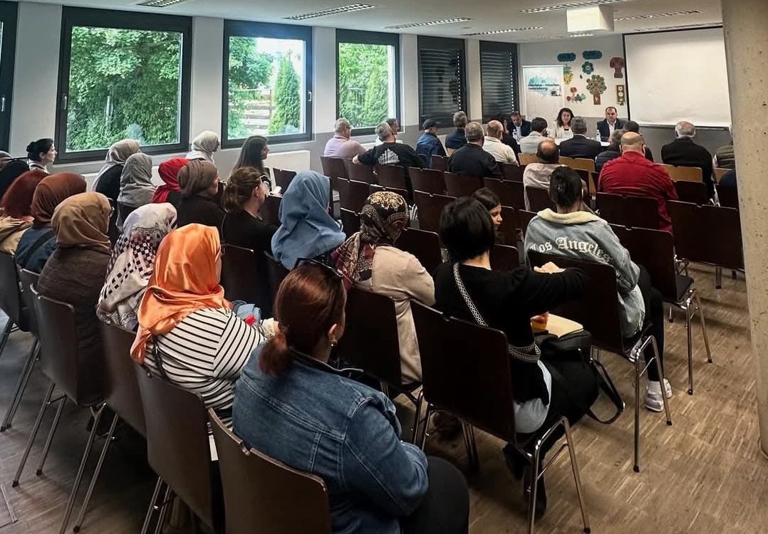 An information meeting for public was organized at the Association of Ravensburg Mevlana Mosque affiliated to Turkish-Islamic Union of the Institute for Religion (DITIB) by our Labour and Social Security Attaché’s Office in Stuttgart on Friday, 16 May 2025.