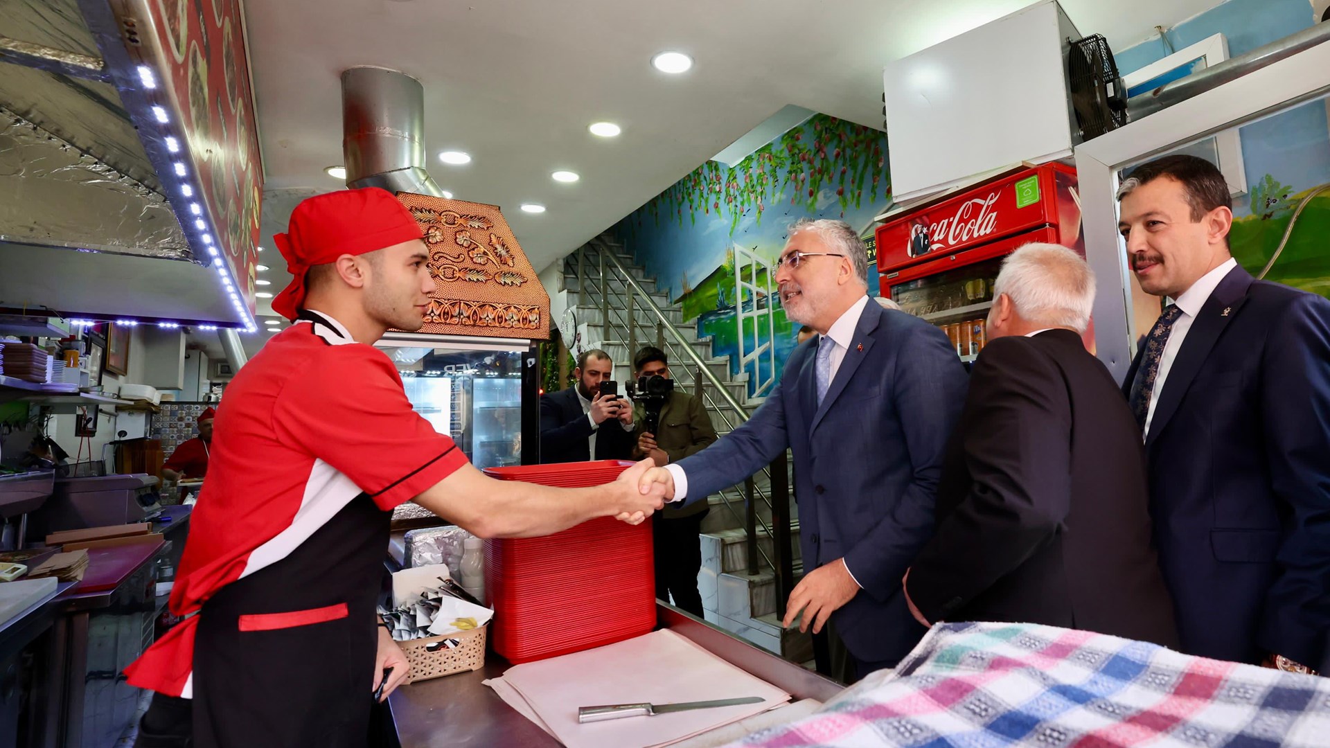 Çalışma ve Sosyal Güvenlik Bakanı Prof. Dr. Vedat Işıkhan, çeşitli ziyaretlerde bulunmak ve programlara katılmak üzere Aksaray’a gitti.