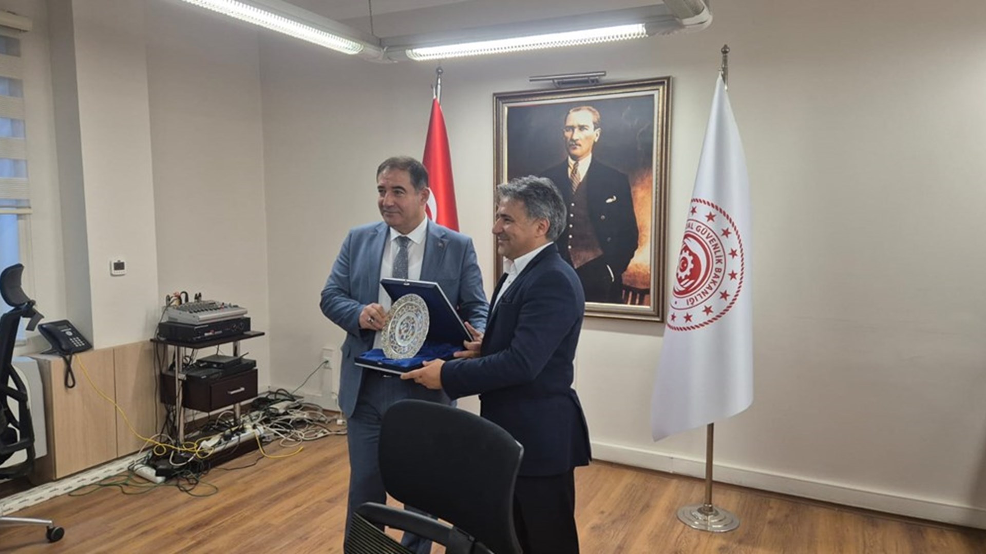 Genel Müdürlüğümüz, Eğitim Şubesi tarafından, uzman ve uzman yardımcılarımıza yönelik olarak “Dünyada ve Türkiye’de Göç Gündemi ve Eğilimleri; Dünyadaki Göçmen İşçi ve İşgücü Hareketlilikleri; Türkiye ile Avrupa Ülkeleri Arasındaki İşgücü Hareketlilikleri ve Anlaşmalar (1960’tan Günümüze) ” başlıkları altında eğitim programı düzenlemiştir.