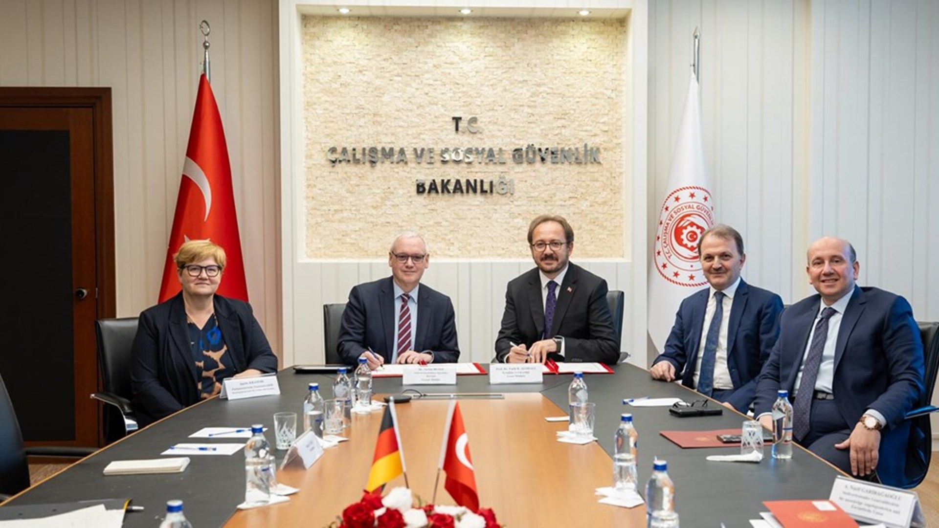 Almanya Federal Cumhuriyeti Çalışma ve Sosyal İşler Bakanlığı Parlamenter Müsteşarı Anette Kramme başkanlığındaki heyet, Bakanığımızı ziyaret ederek, Bakanlıklararası ilişkilerin güçlendirilmesi ve işbirliği olanaklarını ele aldı.