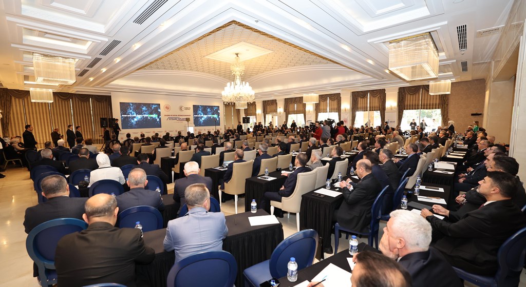 Çalışma ve Sosyal Güvenlik Bakanı Prof. Dr. Vedat Işıkhan, 81 ildeki İŞKUR ve SGK İl Müdürlerinin katıldığı İstişare Toplantısı’na katılmak ve çeşitli ziyaretlerde bulunmak üzere Antalya’ya gitti.