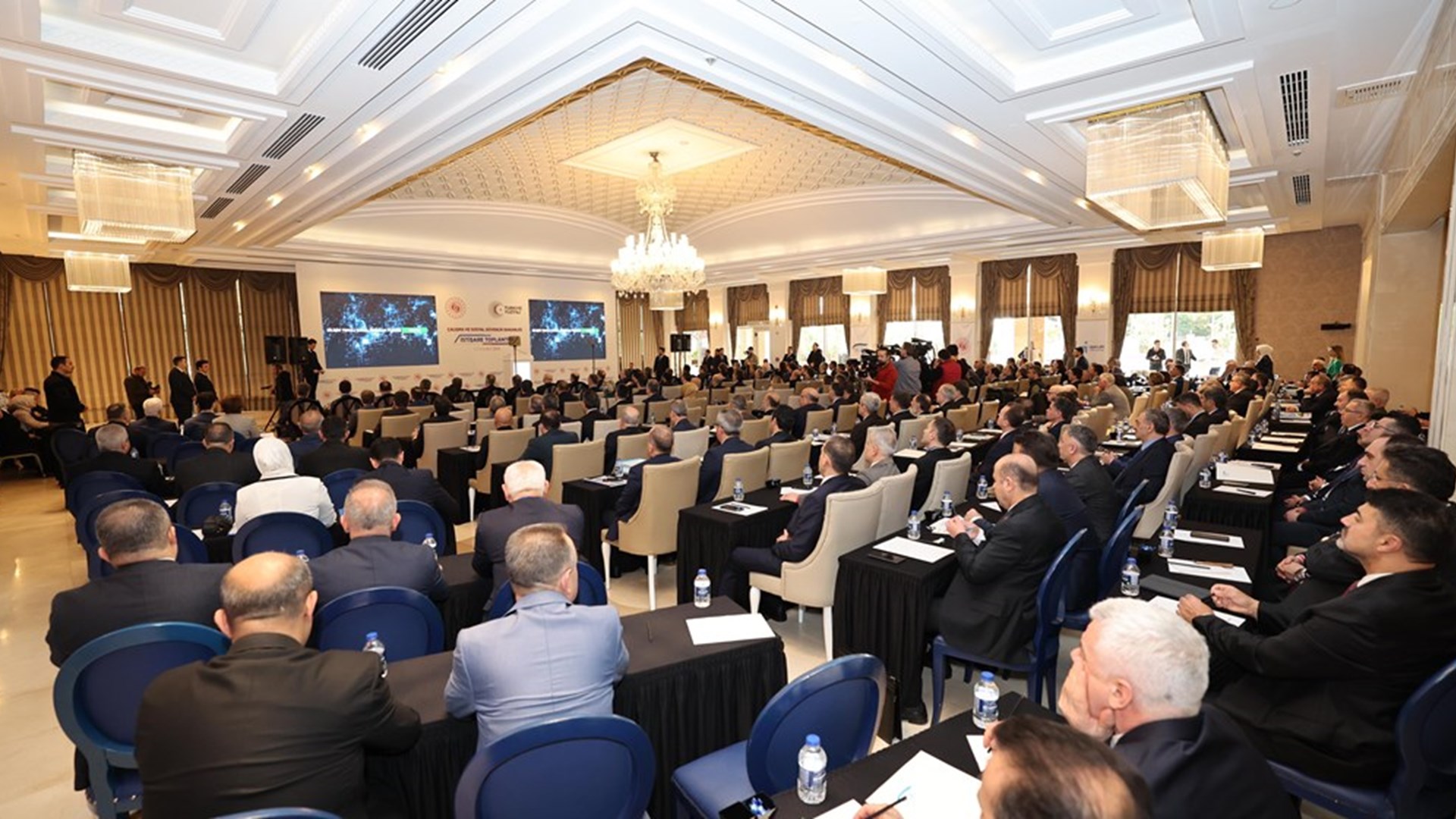 Çalışma ve Sosyal Güvenlik Bakanı Prof. Dr. Vedat Işıkhan, 81 ildeki İŞKUR ve SGK İl Müdürlerinin katıldığı İstişare Toplantısı’na katılmak ve çeşitli ziyaretlerde bulunmak üzere Antalya’ya gitti.