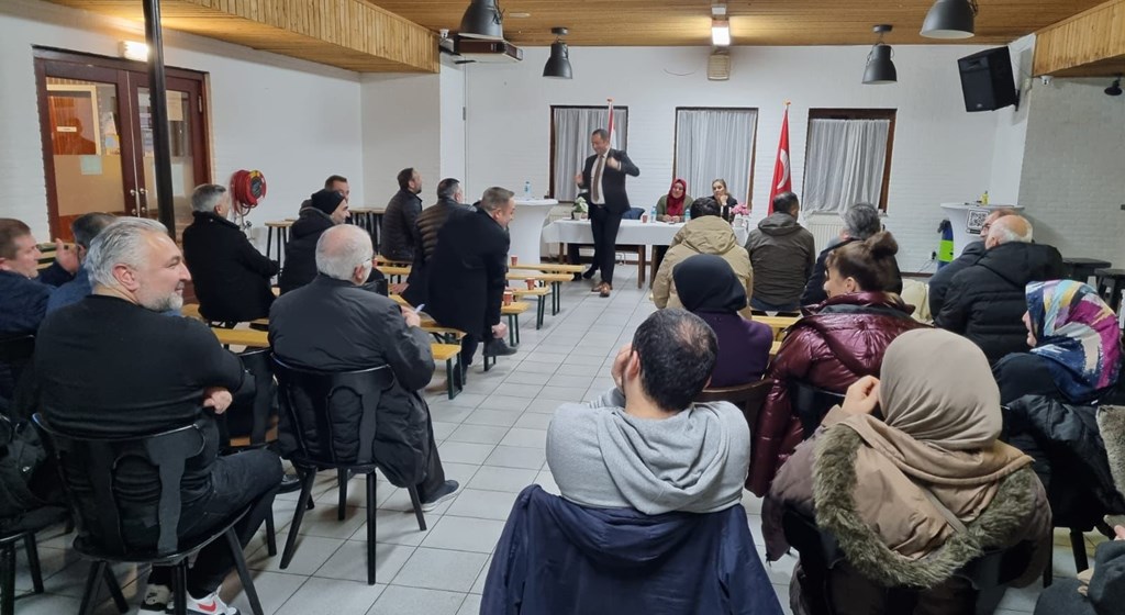 Deventer Labour and Social Security Attaché met Turkish citizens at SW Waalstad Nijmegen facilities.