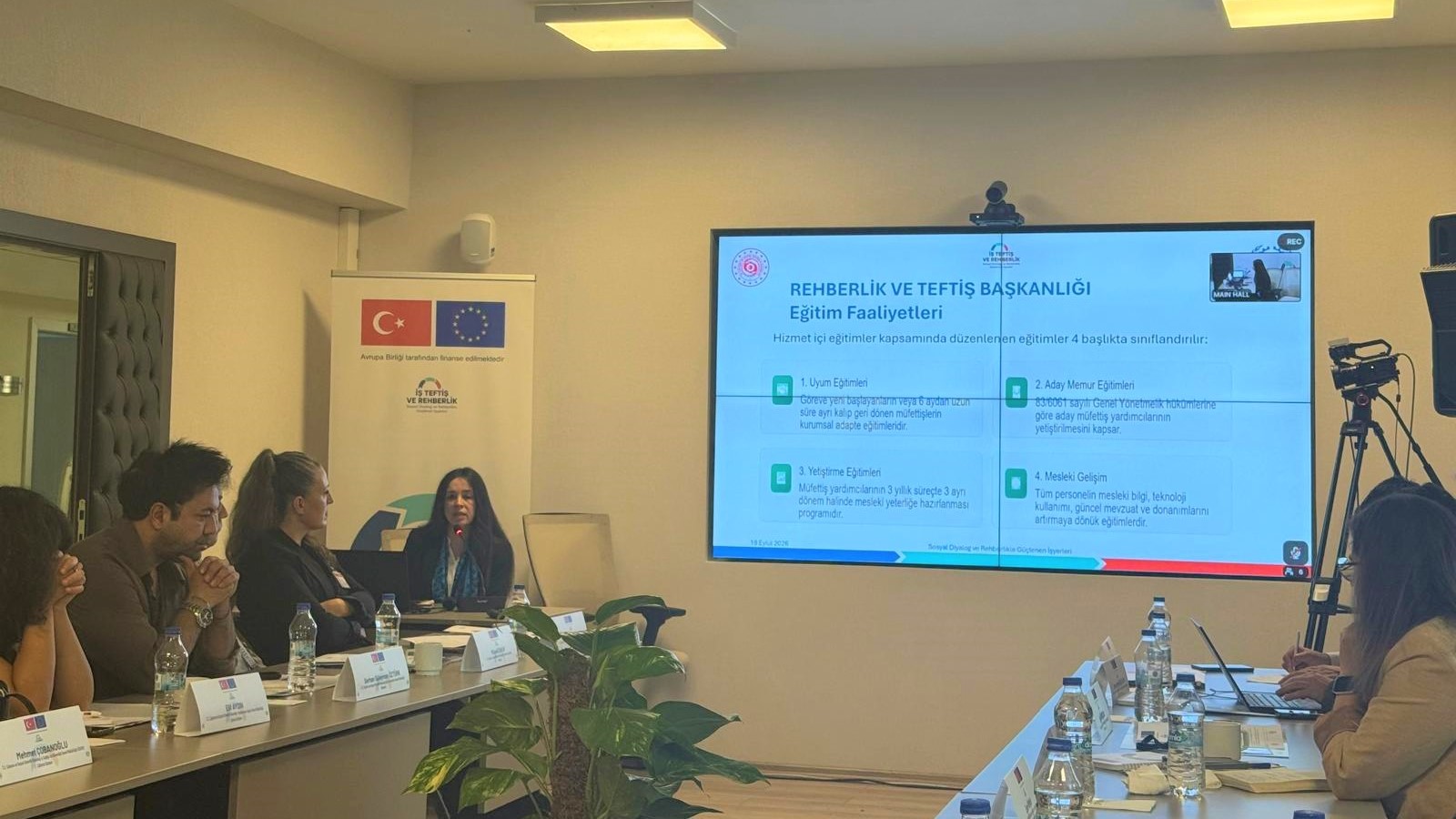 İş Teftiş Rehberlik ve Sosyal Diyalog Yoluyla İşyeri Uyumunun Güçlendirilmesi kapsamında hayata geçirilen RTB Akademi Öğrenme Yönetim Sistemi (LMS) ile yenilenen Eğitim Salonu’nun açılışı, 18 Eylül 2026 tarihinde Rehberlik ve Teftiş Başkanlığında gerçekleştirildi.
