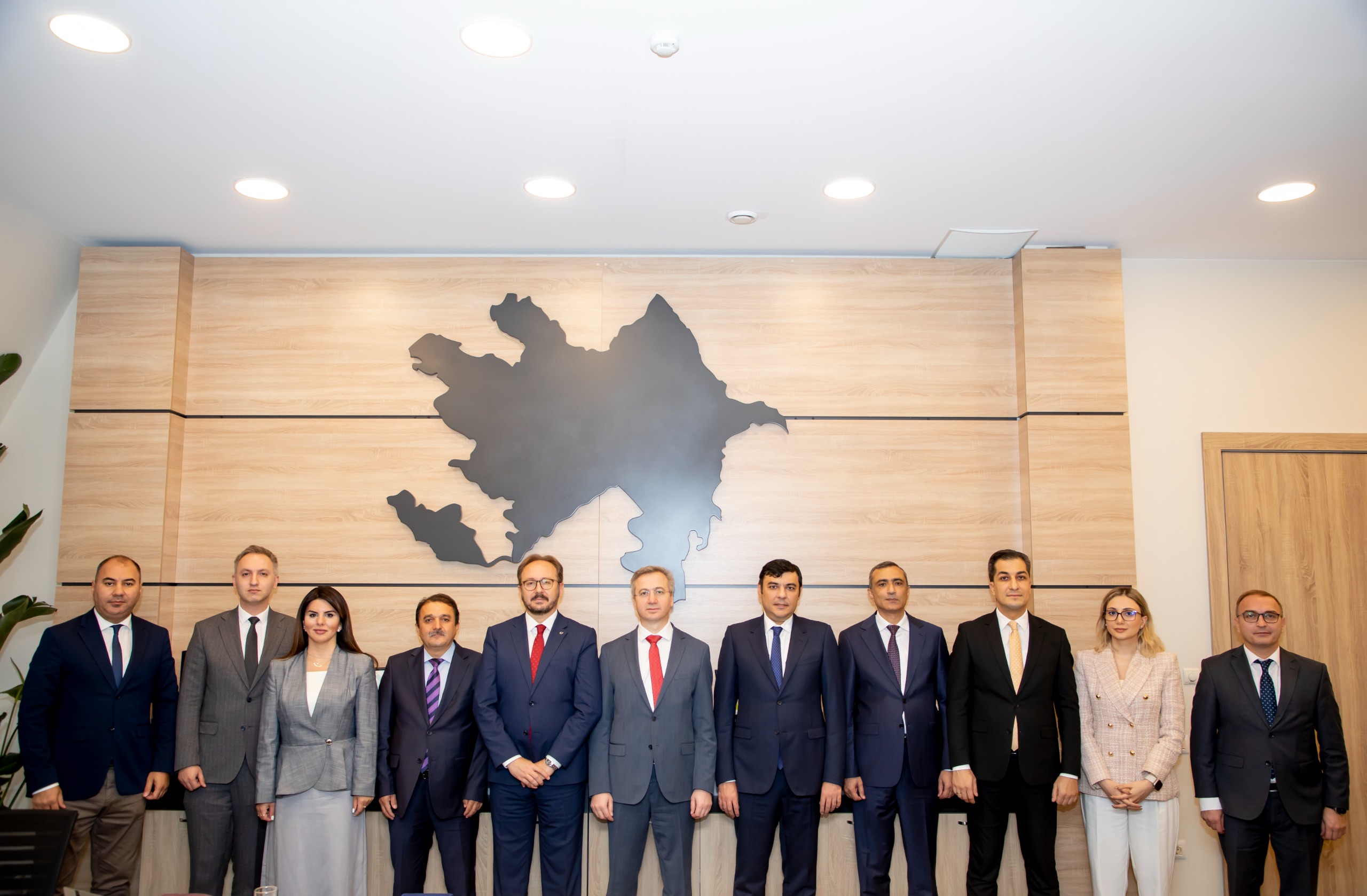 Türkiye Cumhuriyeti Çalışma ve Sosyal Güvenlik Bakanlığı ile Azerbaycan Cumhuriyeti Çalışma ve Halkın Sosyal Koruması Bakanlığı arasındaki 11. Ortak Daimî Komisyon Toplantısı’nda kabul edilen “2024-2025 Eylem Planı” çerçevesinde, Rehberlik ve Teftiş Başkanımız Bekir Aktürk ve beraberindeki heyet, Azerbaycan’a çalışma ziyareti gerçekleştirdi. Ziyaret kapsamında, 23 Eylül 2025 tarihinde çeşitli oturumlar düzenlendi.